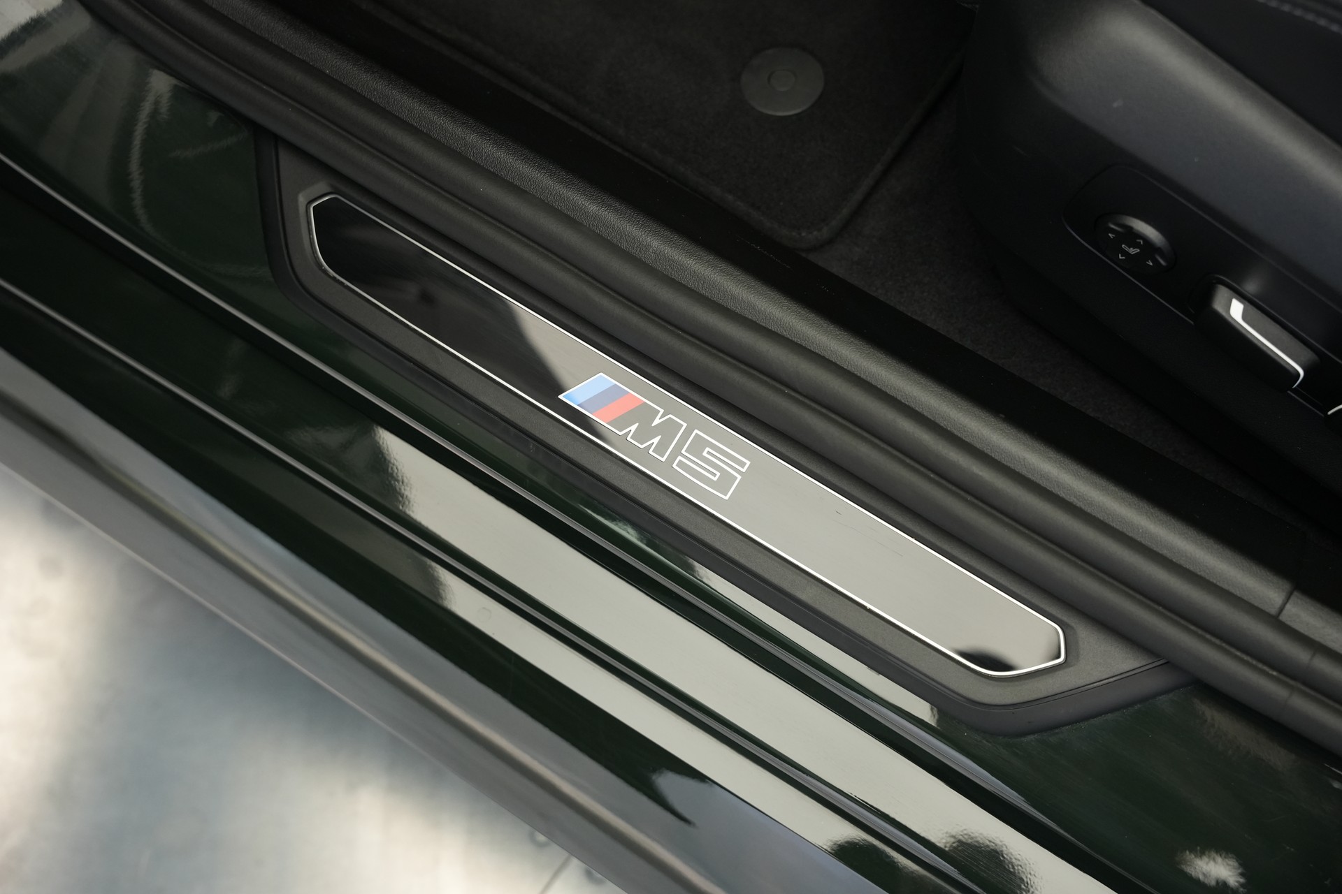 BMW M5 xDrive Touring *Brewster Green* *Keramik* *Pano* *Iconic Glow*-image-26
