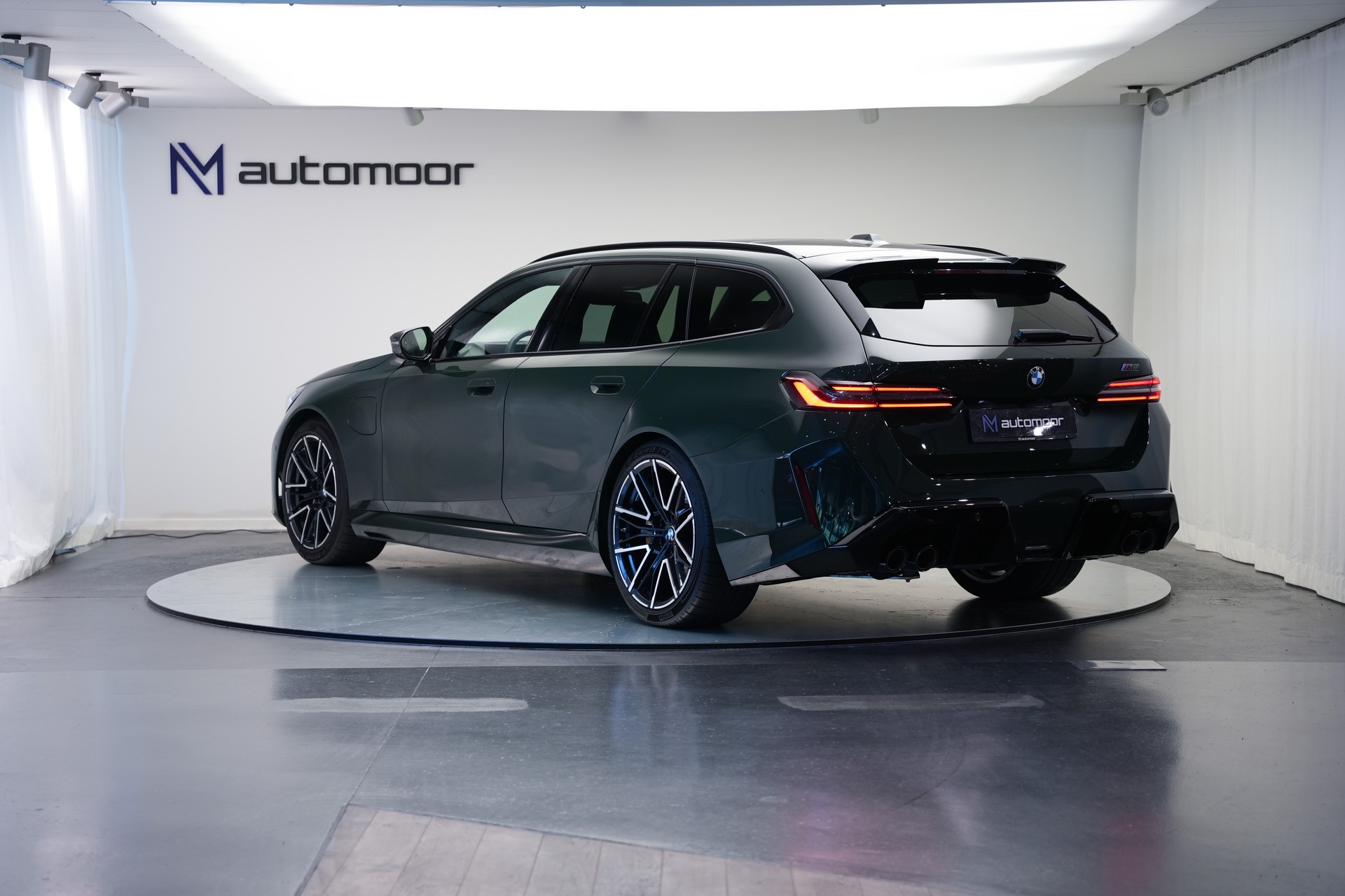 BMW M5 xDrive Touring *Brewster Green* *Keramik* *Pano* *Iconic Glow*-image-6