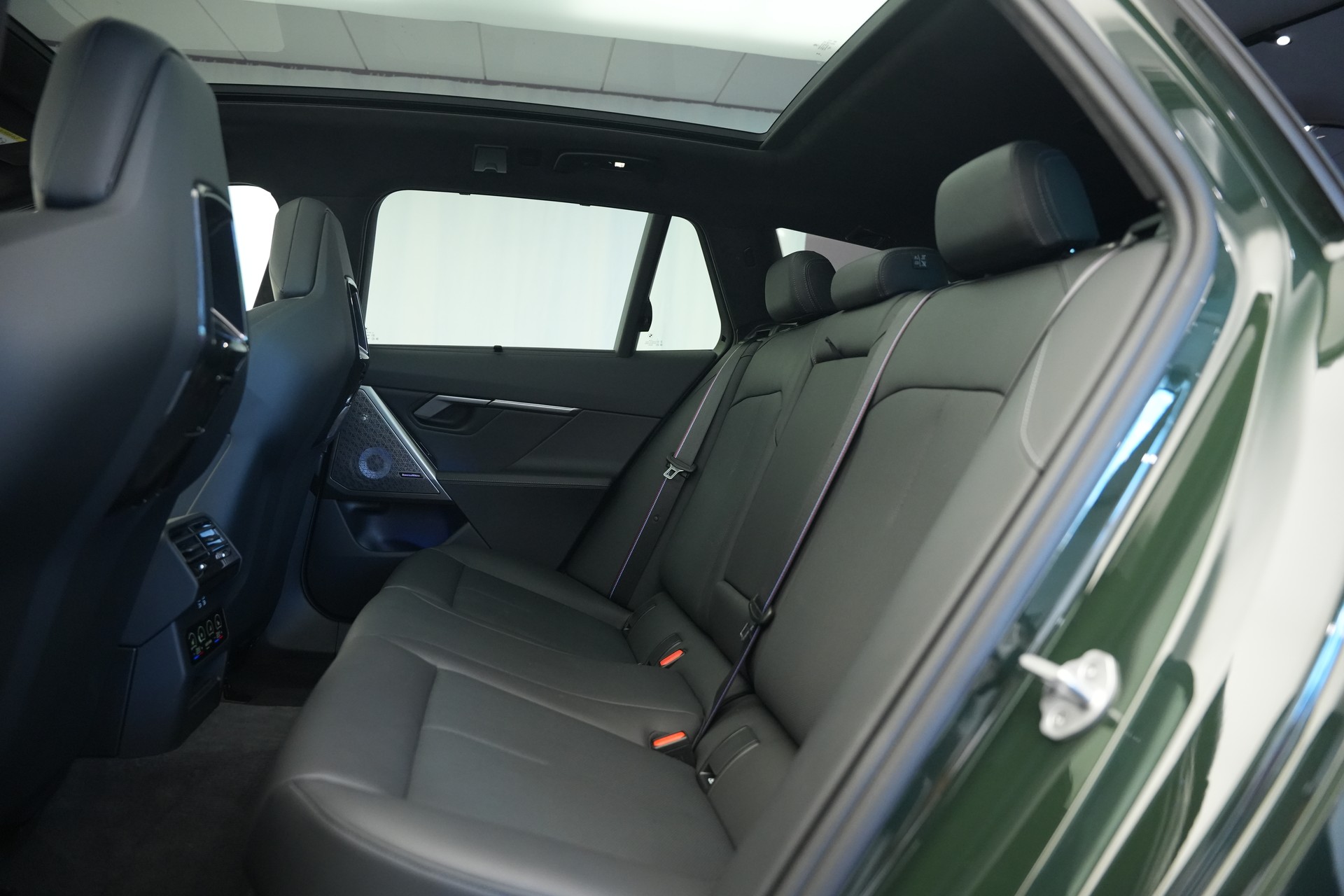 BMW M5 xDrive Touring *Brewster Green* *Keramik* *Pano* *Iconic Glow*-image-16