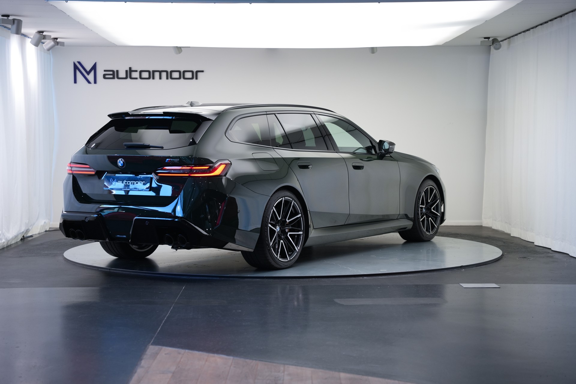 BMW M5 xDrive Touring *Brewster Green* *Keramik* *Pano* *Iconic Glow*-image-4