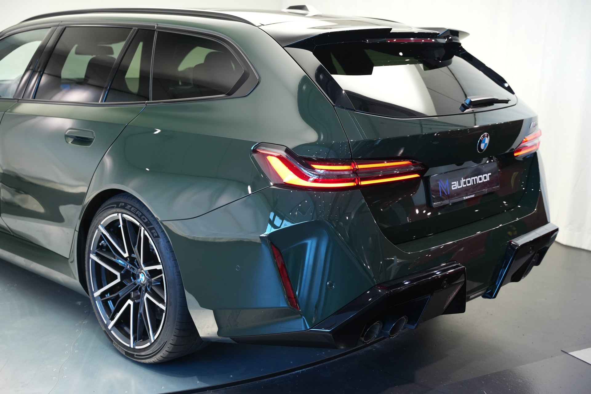 BMW M5 xDrive Touring *Brewster Green* *Keramik* *Pano* *Iconic Glow*-image-54