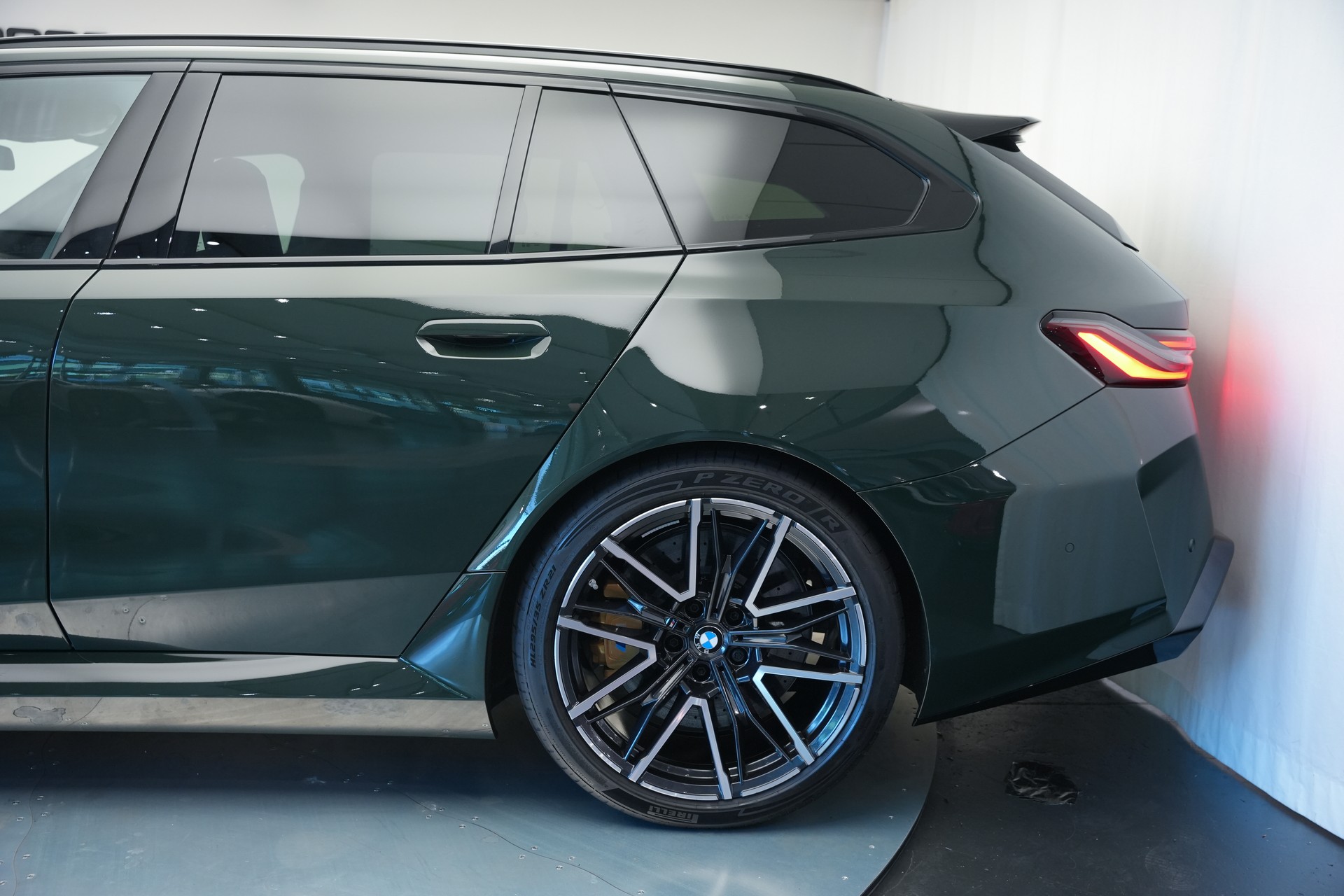 BMW M5 xDrive Touring *Brewster Green* *Keramik* *Pano* *Iconic Glow*-image-56
