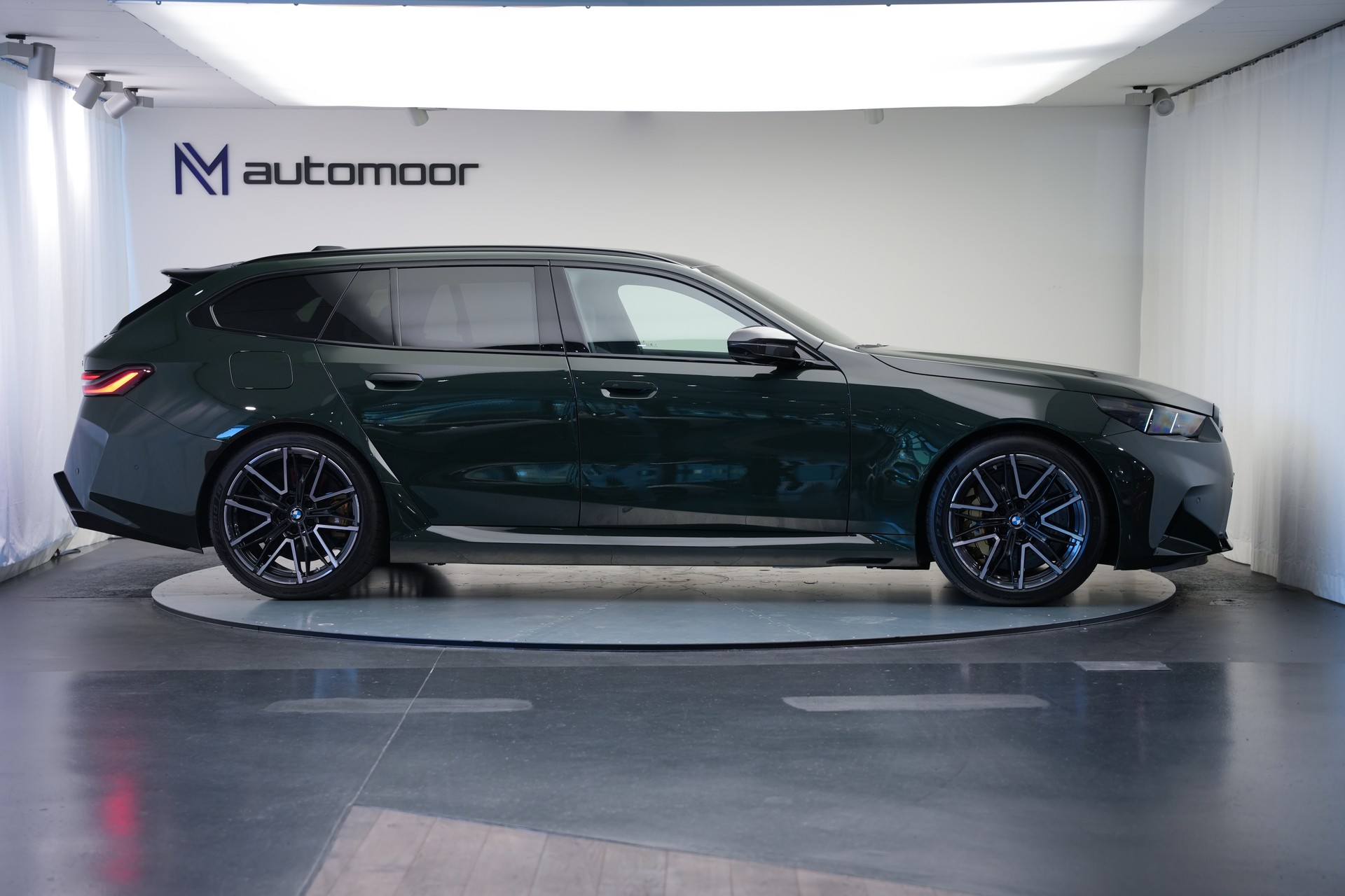 BMW M5 xDrive Touring *Brewster Green* *Keramik* *Pano* *Iconic Glow*-showroom-element-3