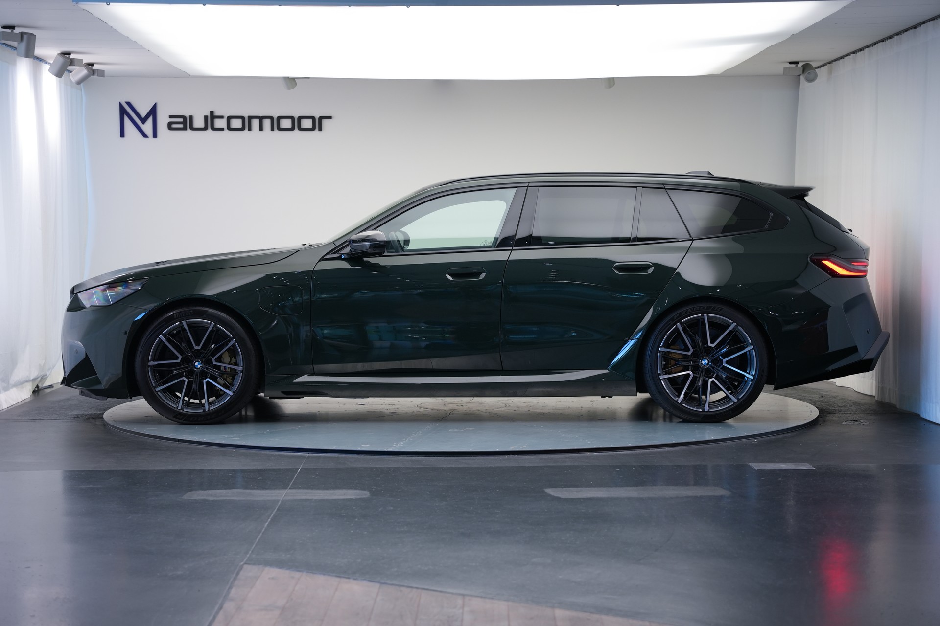 BMW M5 xDrive Touring *Brewster Green* *Keramik* *Pano* *Iconic Glow*-image-7