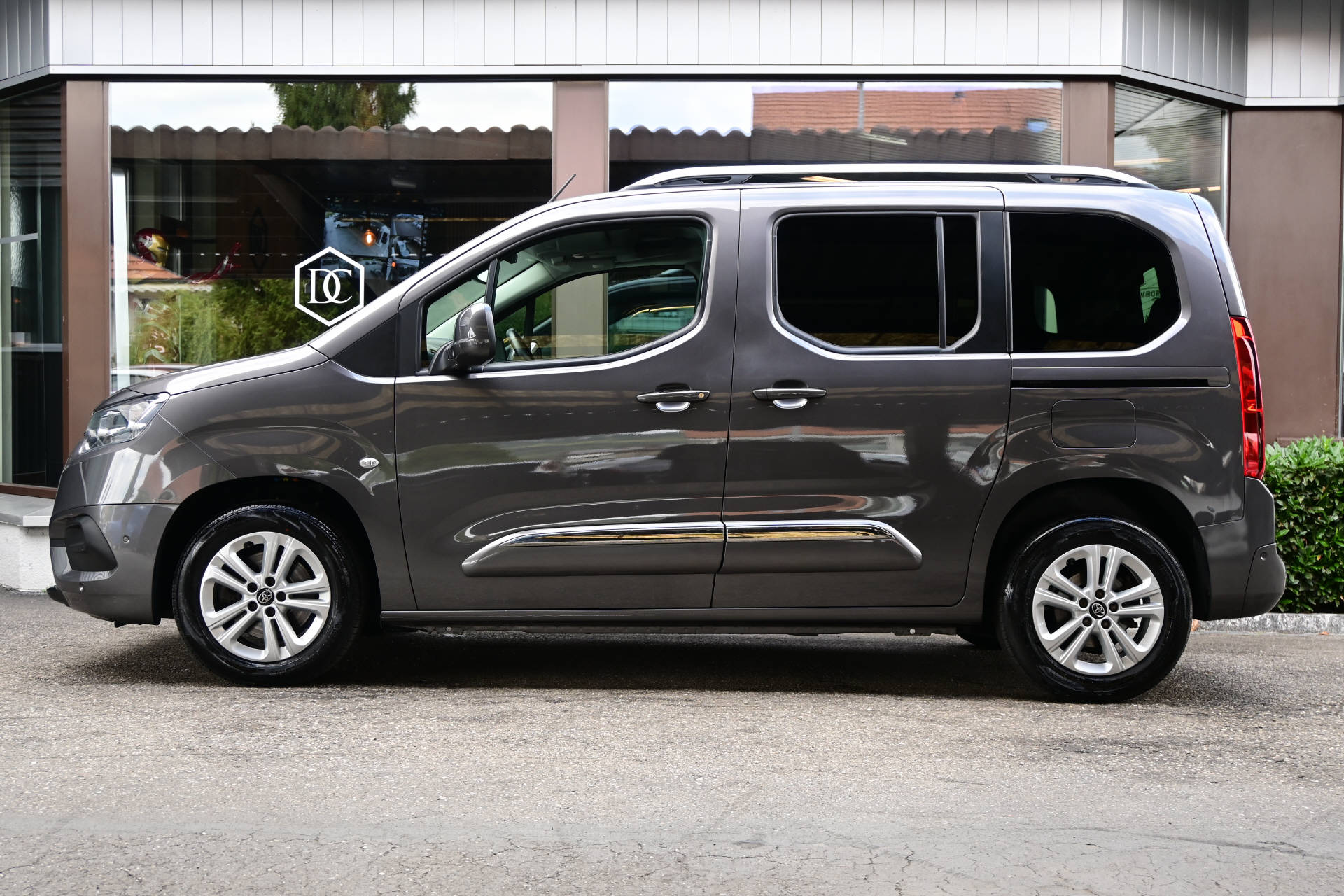TOYOTA Proace City Verso L1 1.5 HDi Trend *7Plätzer*AHK*Werksgarantie bis 08/30*-image-4