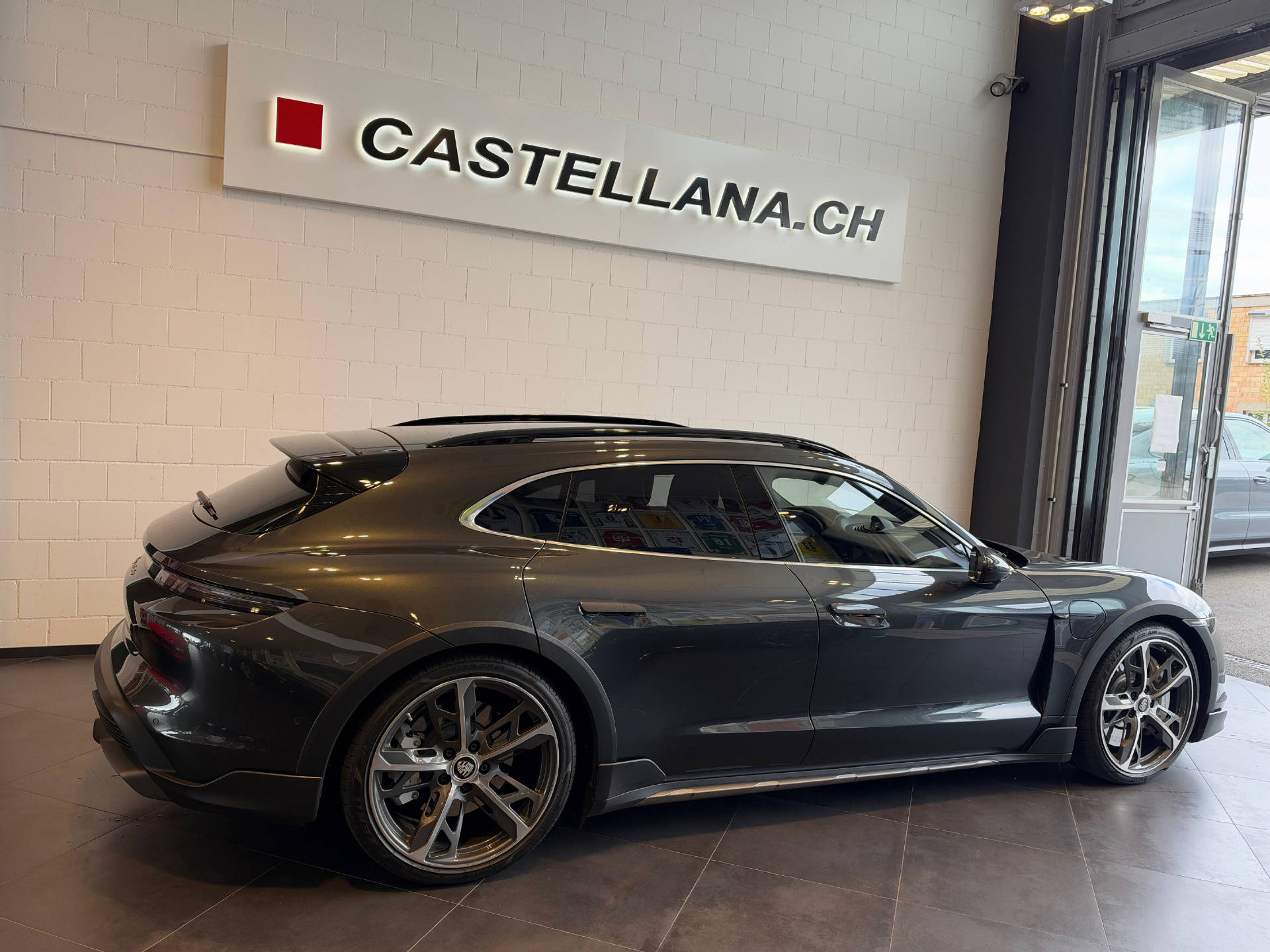 PORSCHE Taycan Cross Turismo Turbo-showroom-element-1
