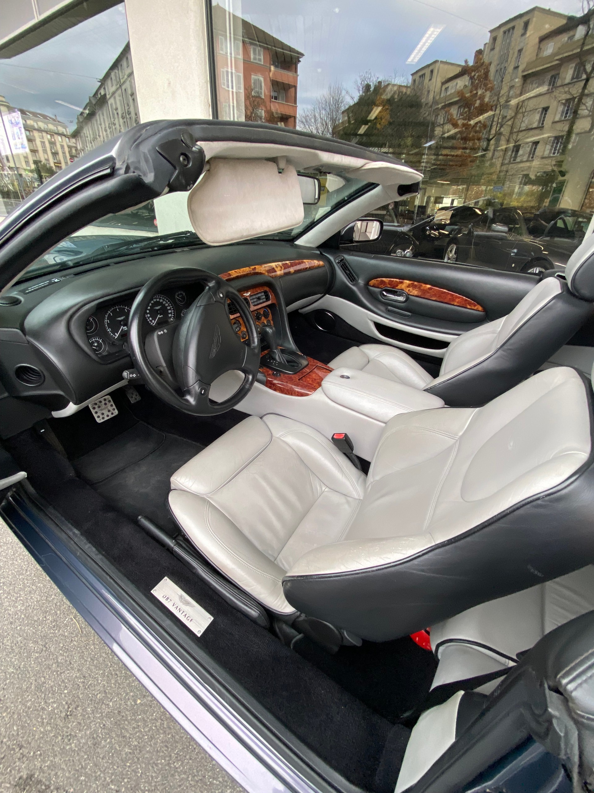 ASTON MARTIN DB7 Vantage Volante-image-10
