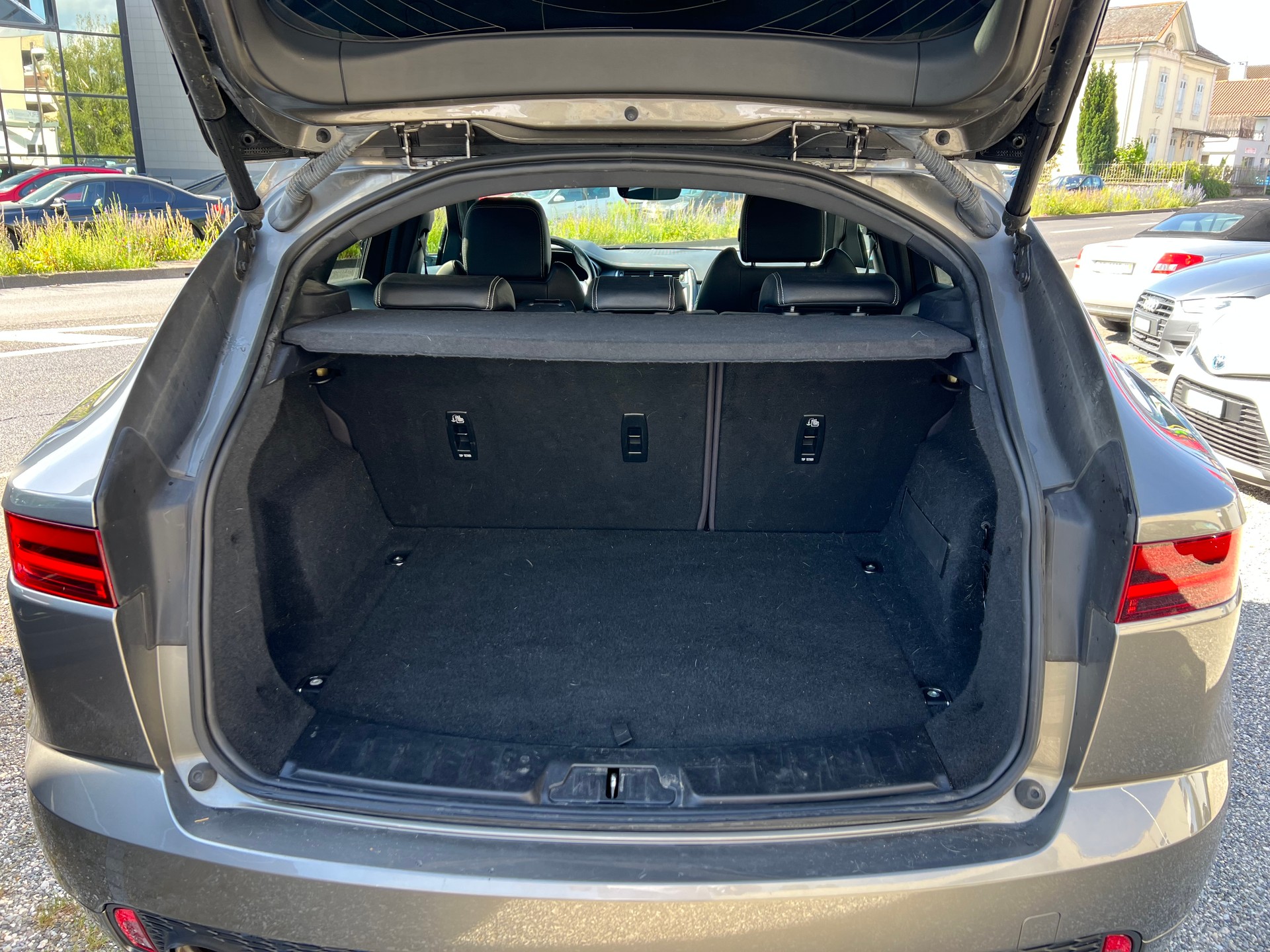 JAGUAR E-Pace P250 R-Dyn. SE AWD-image-12
