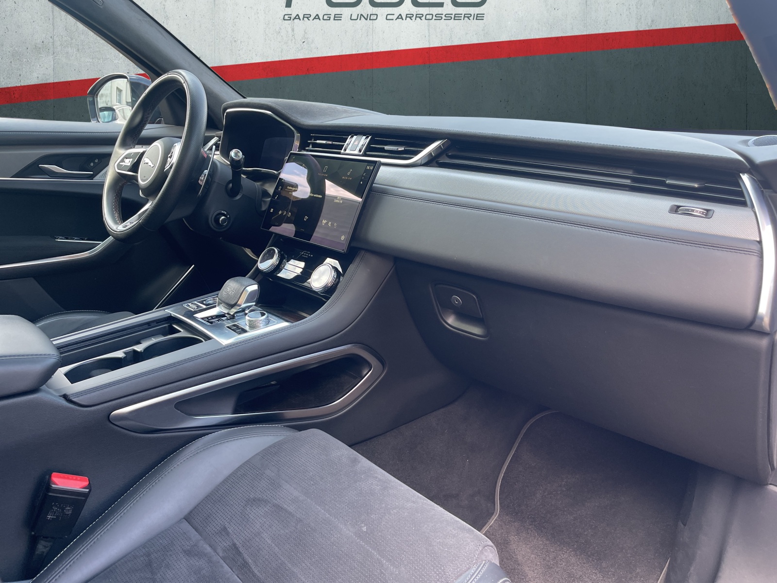 JAGUAR F-Pace 5.0 V8 SVR AWD Automatik-image-11