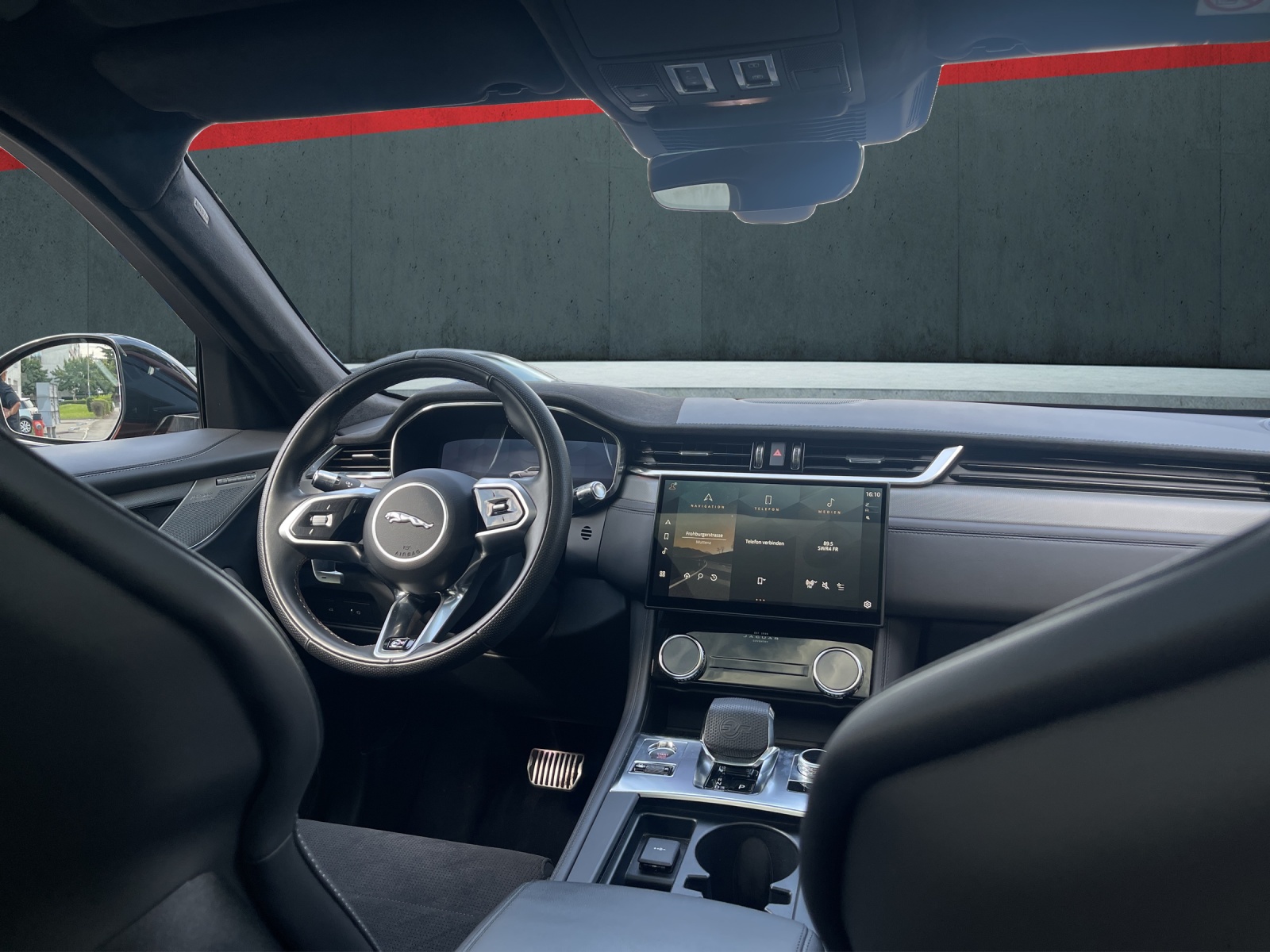 JAGUAR F-Pace 5.0 V8 SVR AWD Automatik-image-9