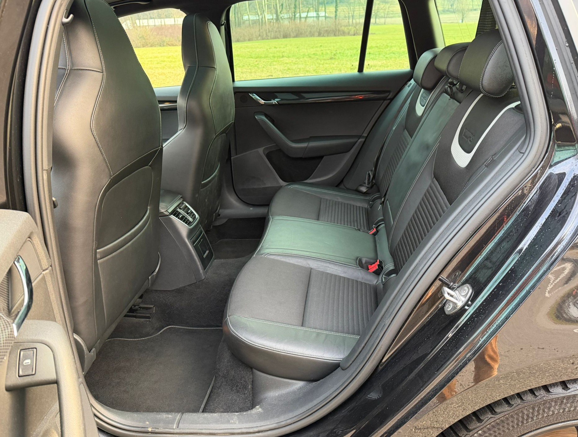 SKODA Octavia Combi 2.0 TDI RS DSG-image-12