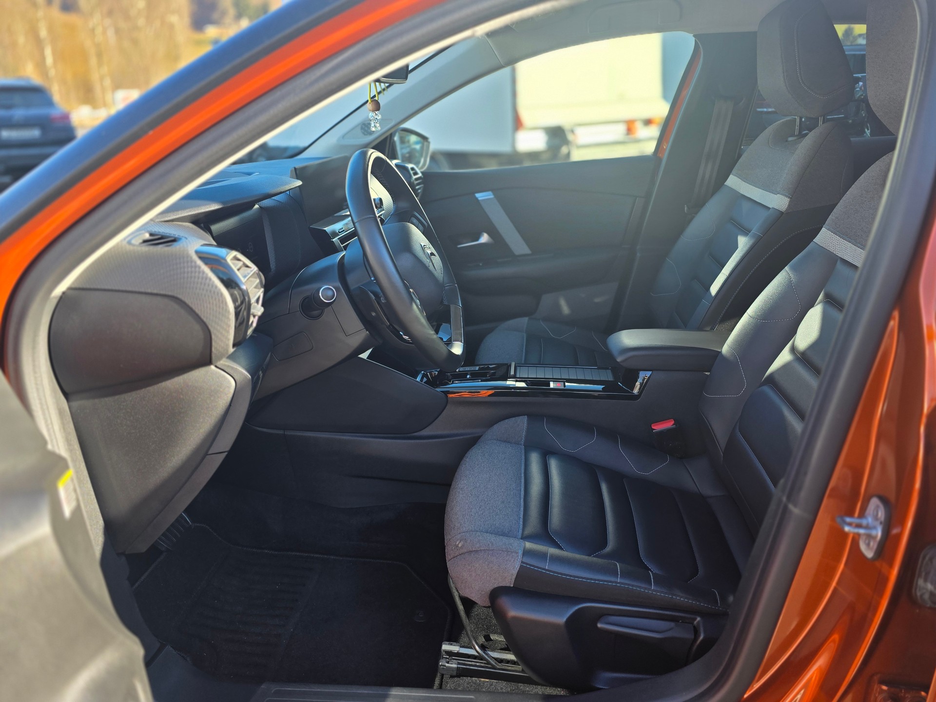CITROEN C4 1.2 Pure Tech Shine EAT8-image-4