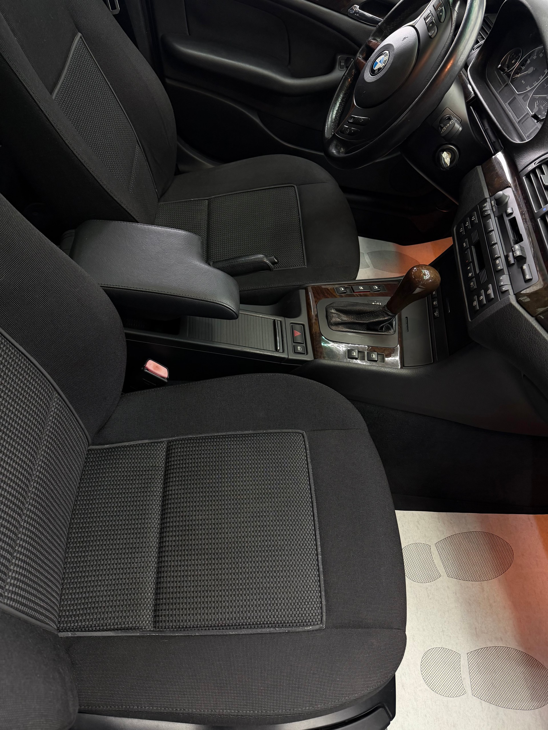 BMW 330xi-image-4