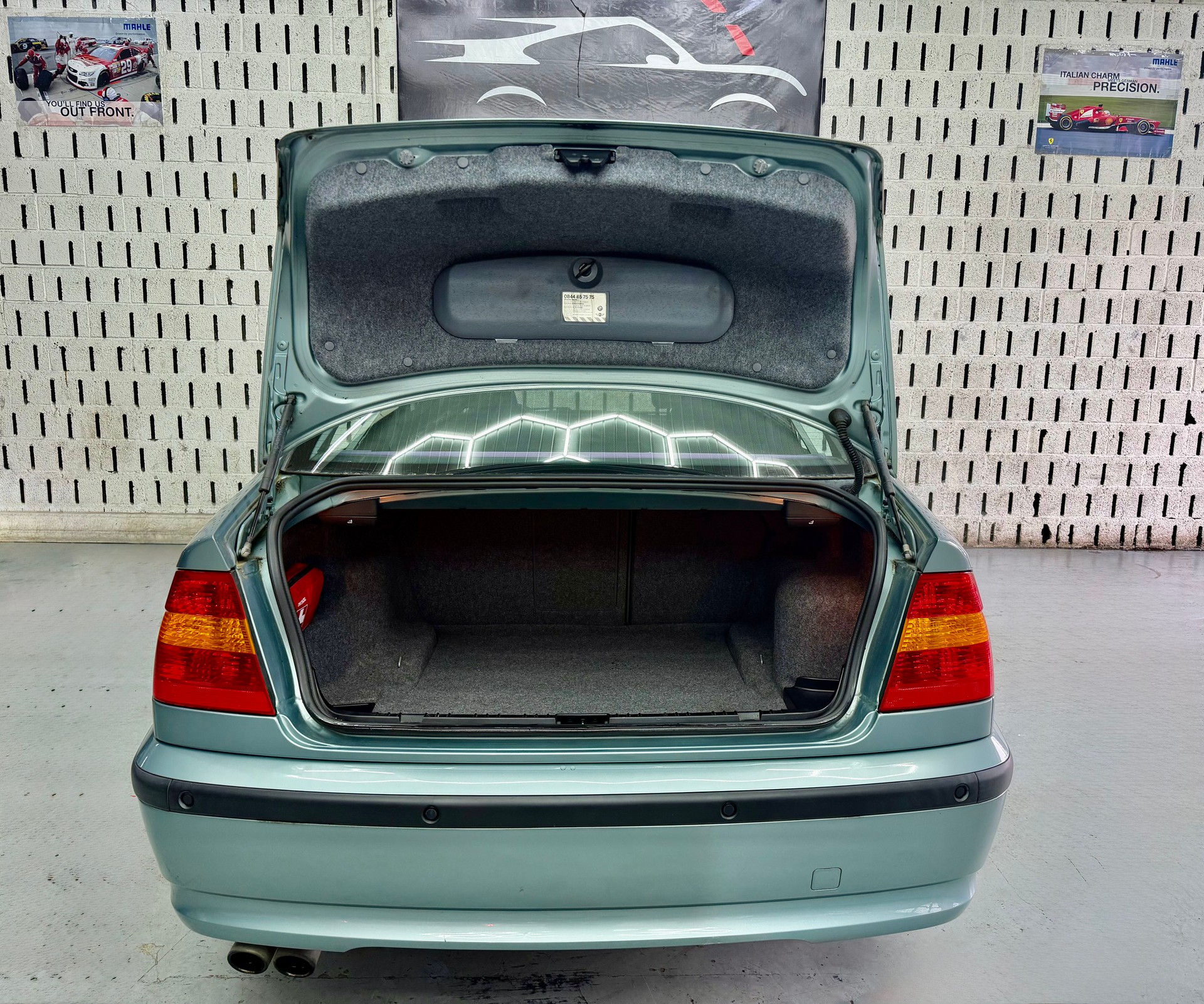 BMW 330xi-image-10