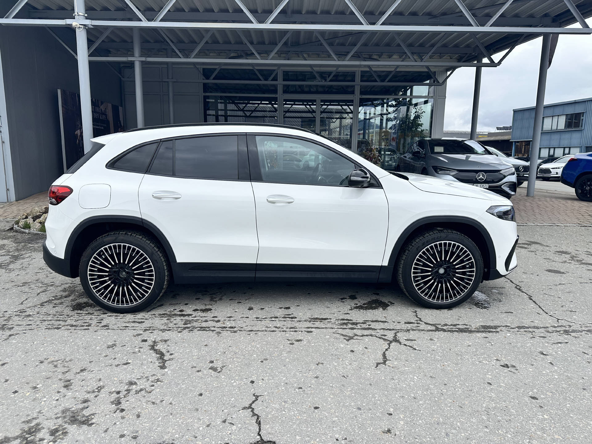 MERCEDES-BENZ EQA 350 Swiss Star AMG Line 4matic-showroom-element-2