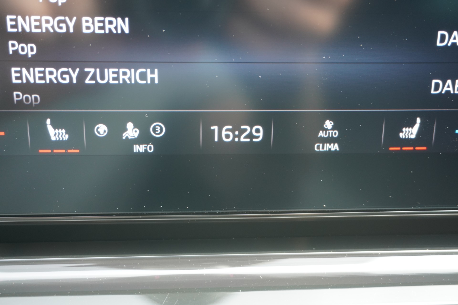 SKODA Octavia Combi 2.0 TDI DSG Ambition-image-25