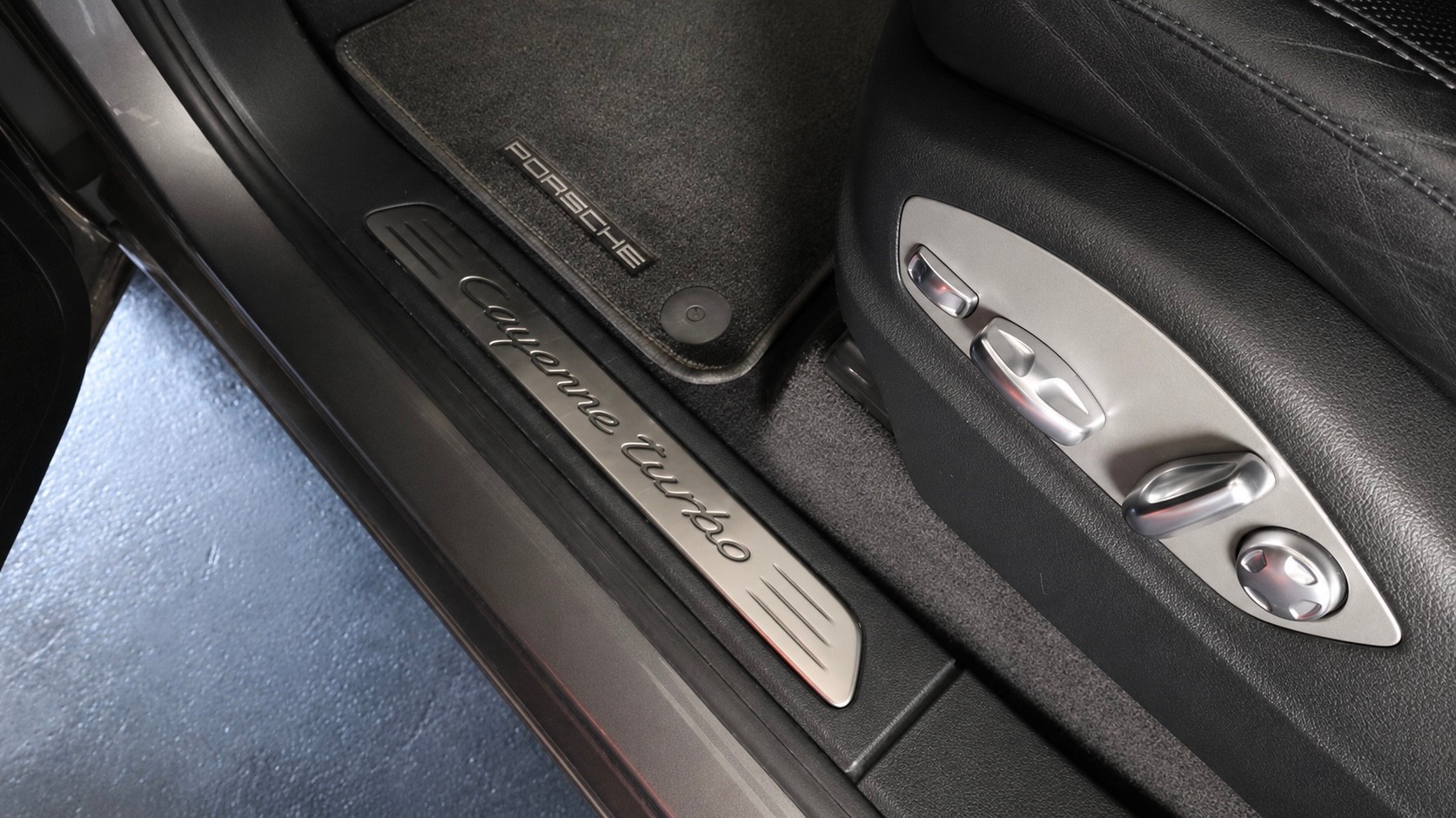 PORSCHE Cayenne 4.8 V8 Turbo TipT-showroom-element-2