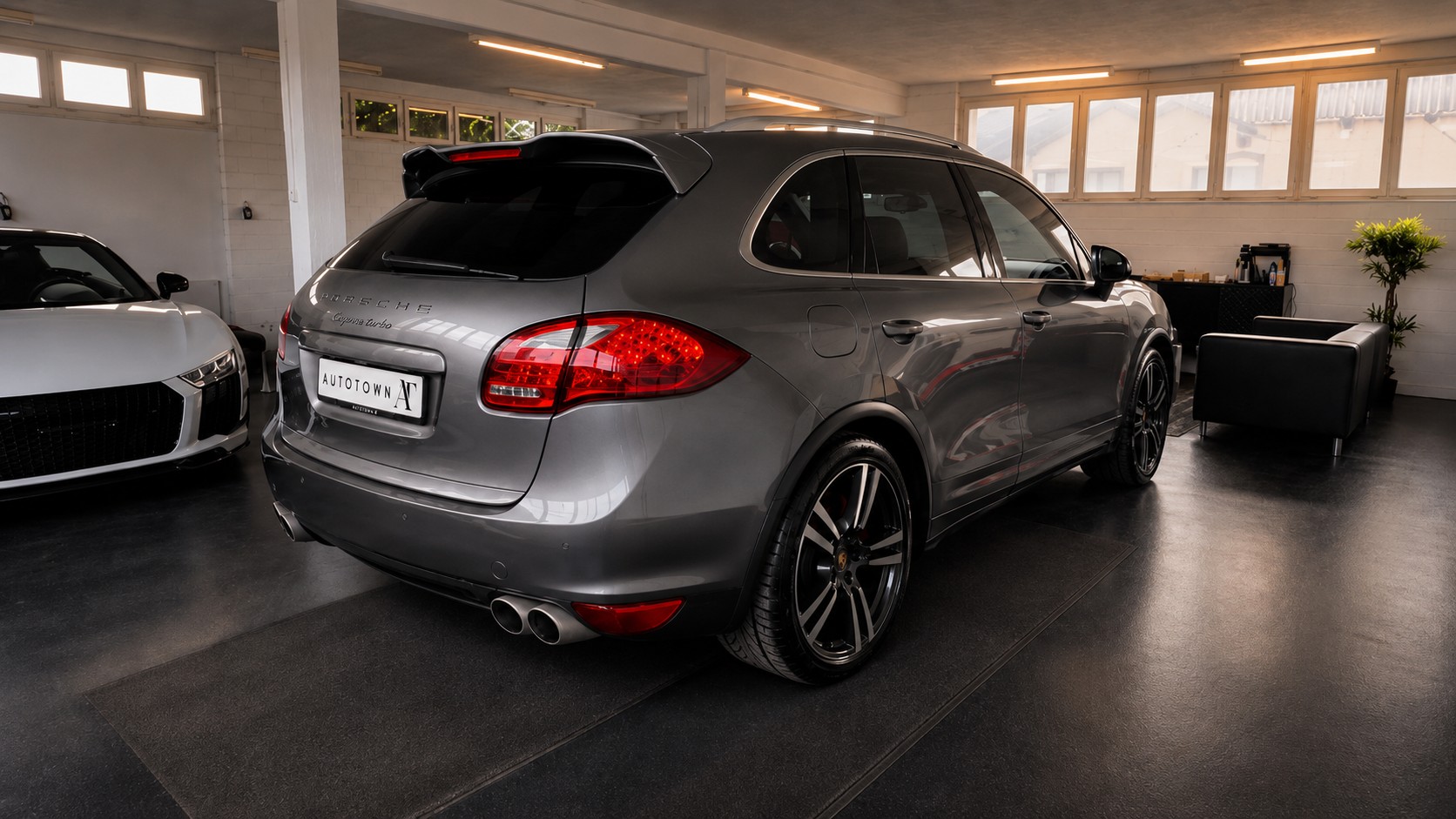 PORSCHE Cayenne 4.8 V8 Turbo TipT-showroom-element-1