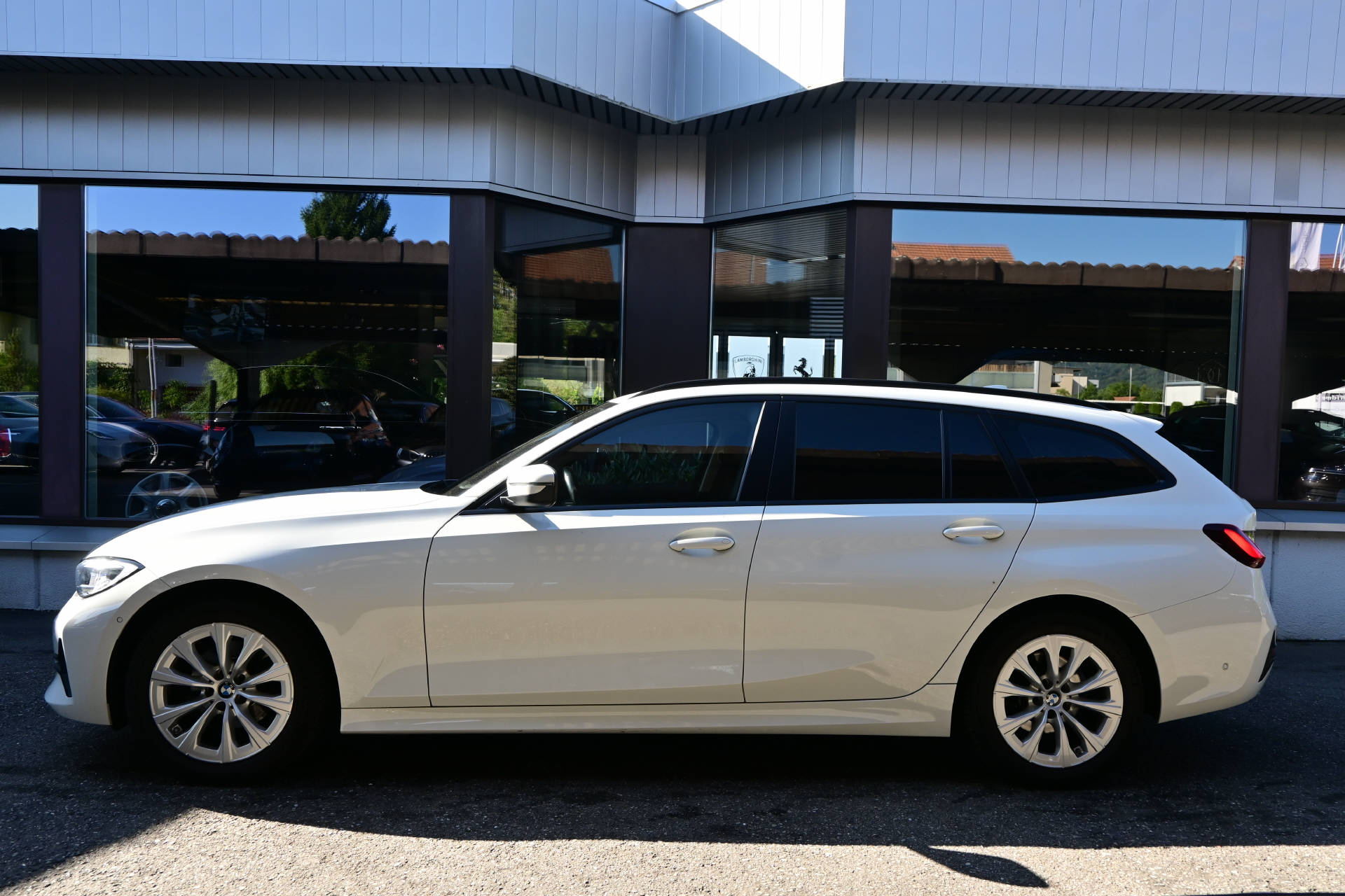 BMW 320d xDrive Touring **HUD*LASER-Light*AHK*8-fach*-image-4