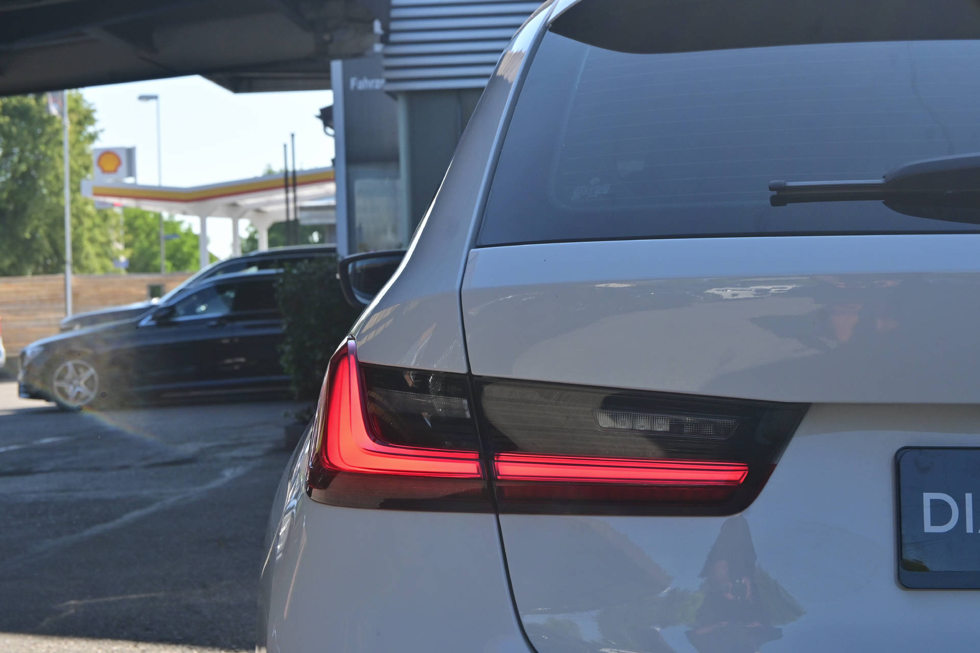 BMW 320d xDrive Touring **HUD*LASER-Light*AHK*8-fach*-image-7