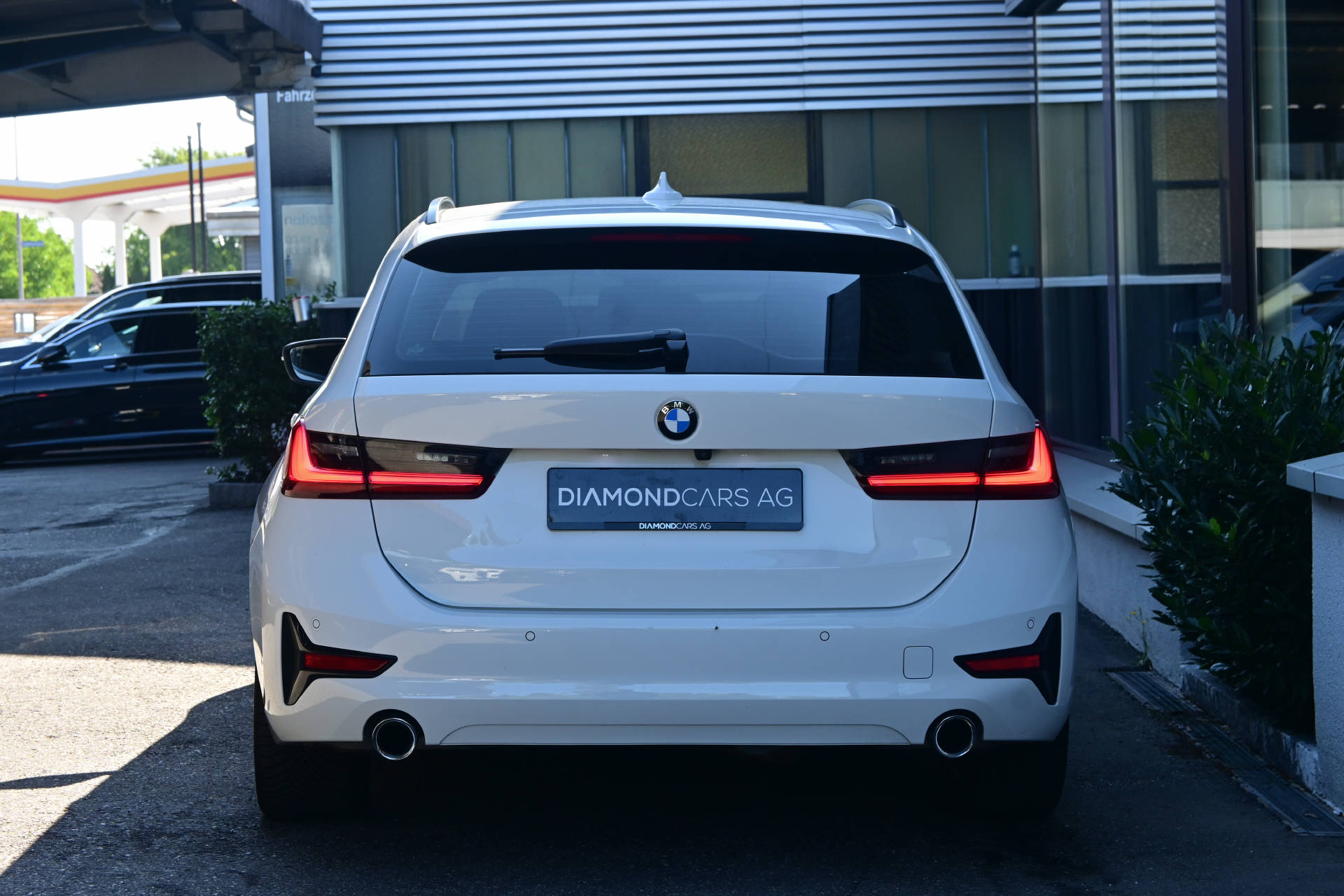 BMW 320d xDrive Touring **HUD*LASER-Light*AHK*8-fach*-image-6