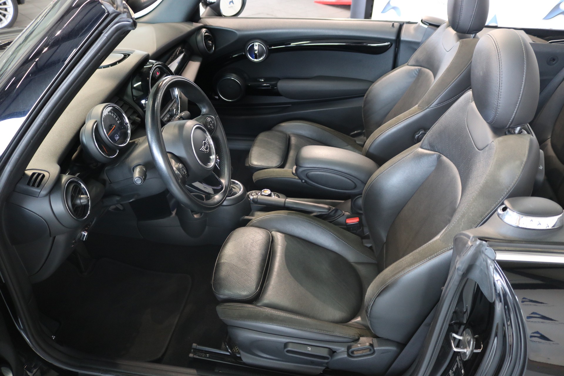 MINI Cooper S Cabriolet DKG-showroom-element-2