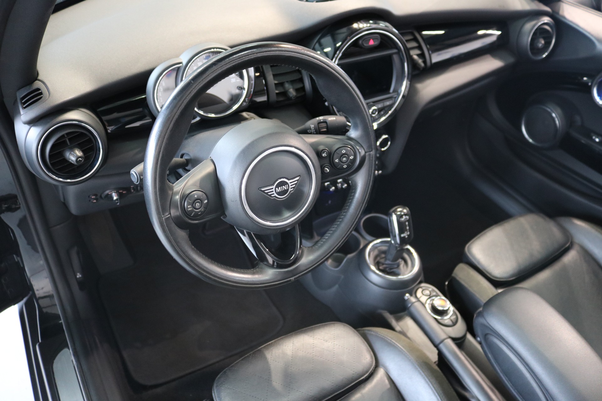 MINI Cooper S Cabriolet DKG-showroom-element-1