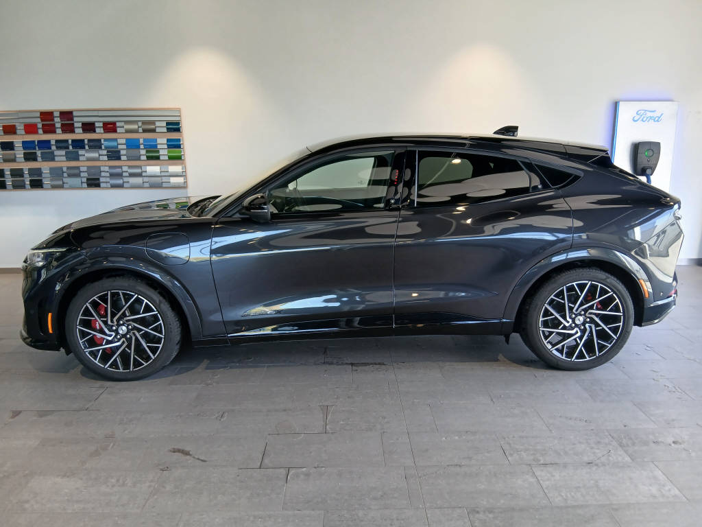 FORD Mustang Mach-E GT AWD-showroom-element-2