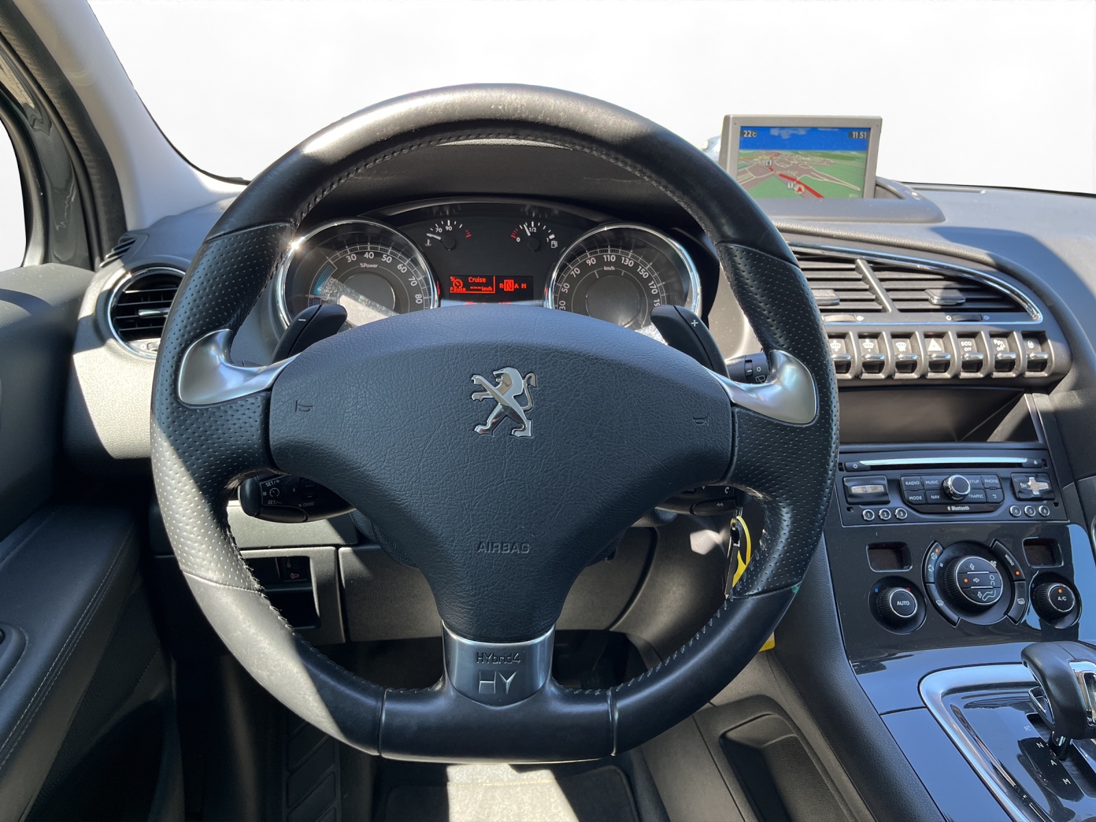 PEUGEOT 3008 HYbrid4 2.0 HDI ETG6-image-9