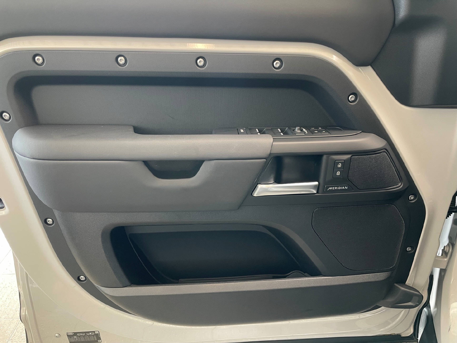 LAND ROVER Defender 110 3.0 D I6 D350 X-Dynamic SE-image-5