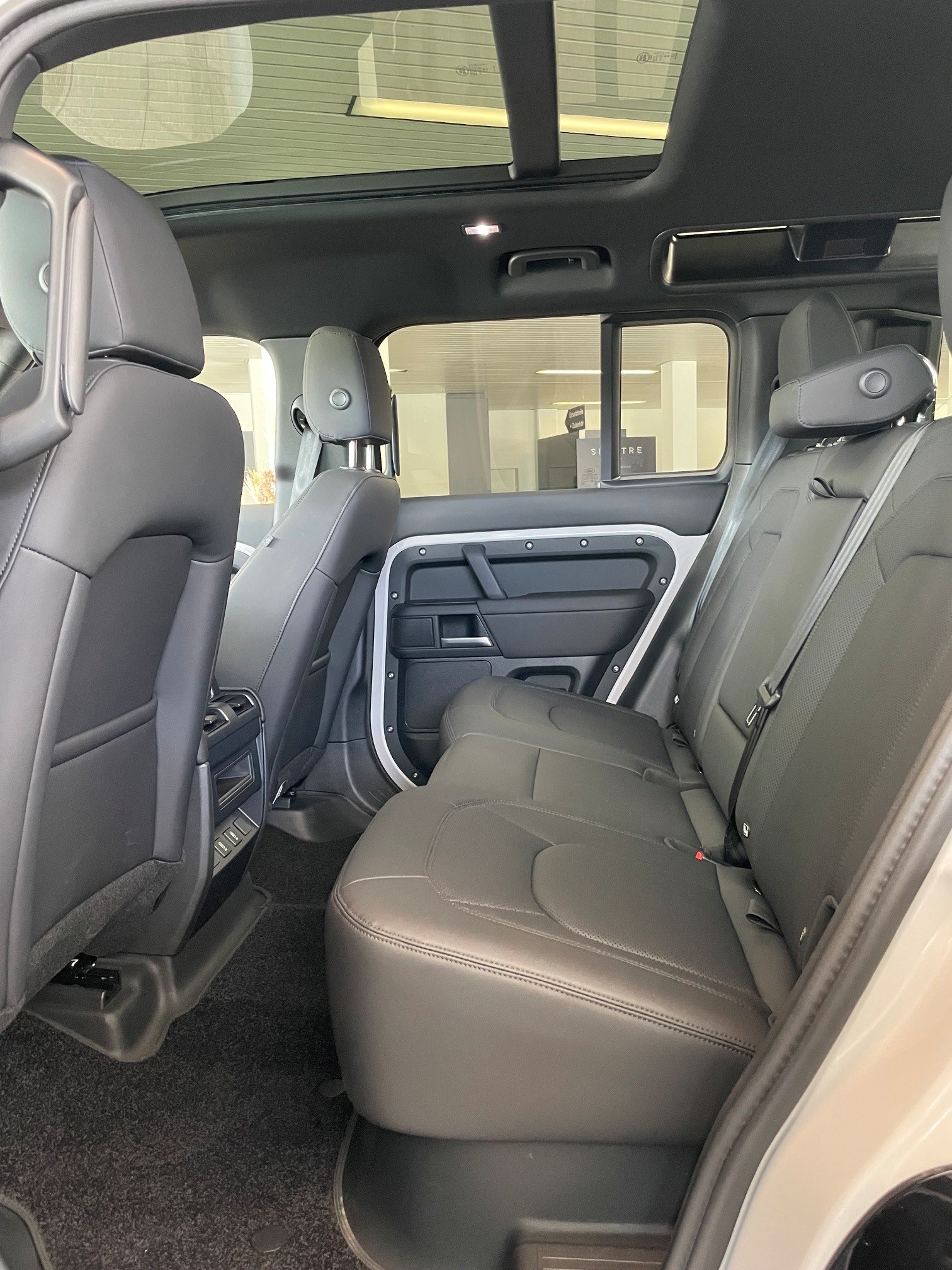 LAND ROVER Defender 110 3.0 D I6 D350 X-Dynamic SE-image-16