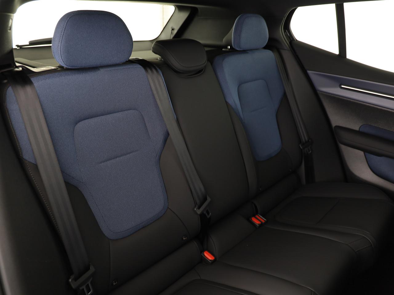 VOLVO EX30 E60 Twin Ultra Performance Sw. Black Ed. AWD-image-9