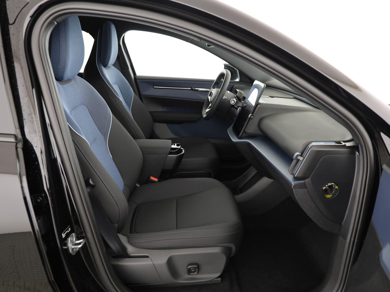 VOLVO EX30 E60 Twin Ultra Performance Sw. Black Ed. AWD-image-8