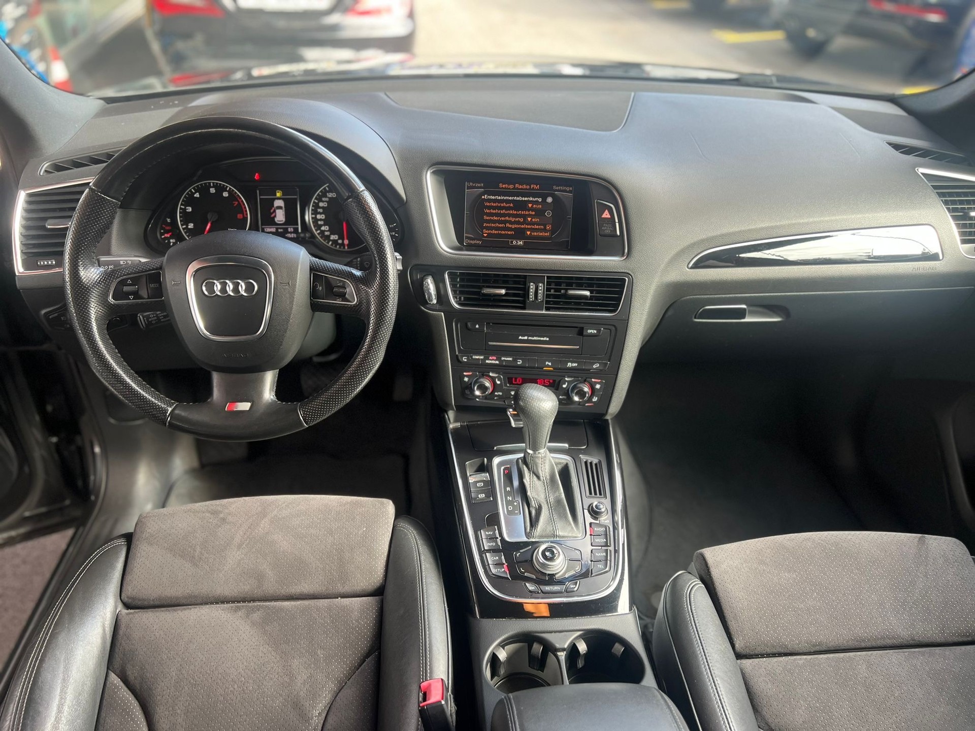 AUDI Q5 2.0 TFSI quattro S-tronic-image-12