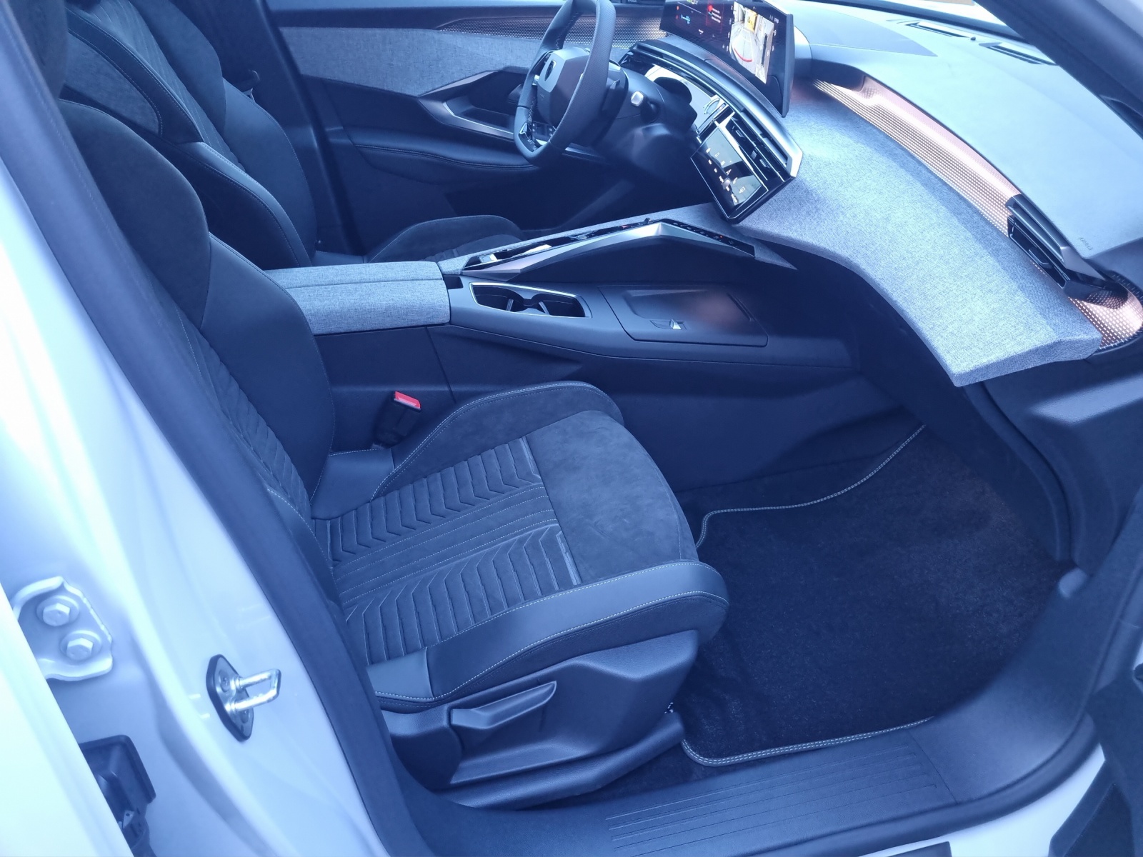 PEUGEOT 3008 e-GT 73kWh-image-14