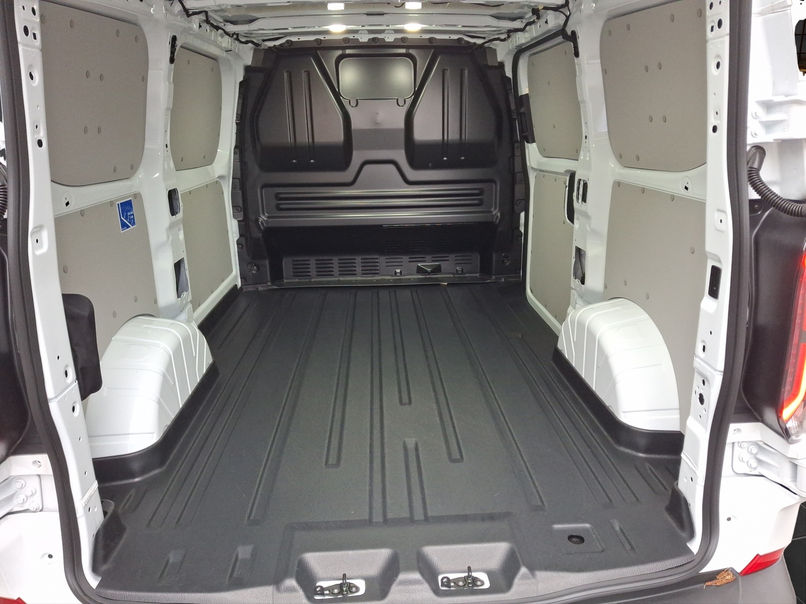 FORD E-Transit Custom Van 320 L1 218 PS Trend (bis 150km/h)-image-12