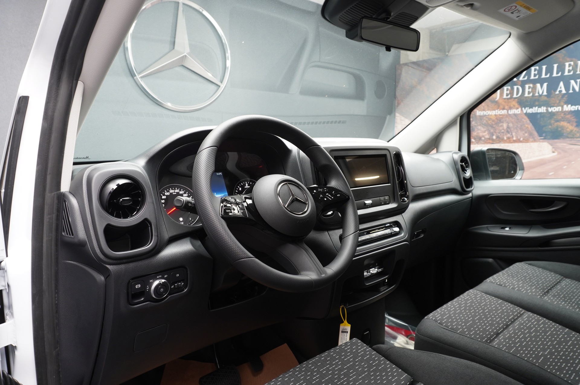 MERCEDES-BENZ Vito 114 KA PRO 3200mm L WORKER 4Matic-image-3