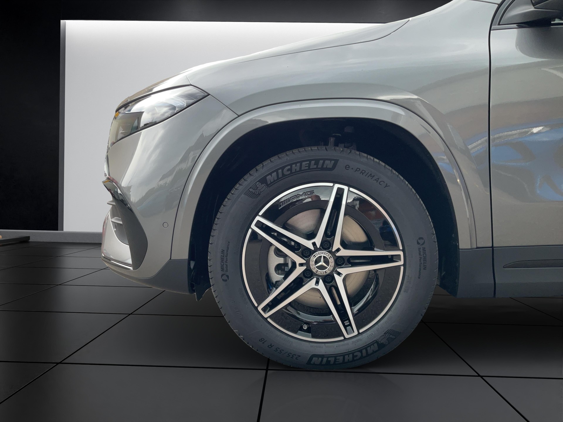 MERCEDES-BENZ EQA 300 4MATIC Excellence Edition AMG Line-image-10