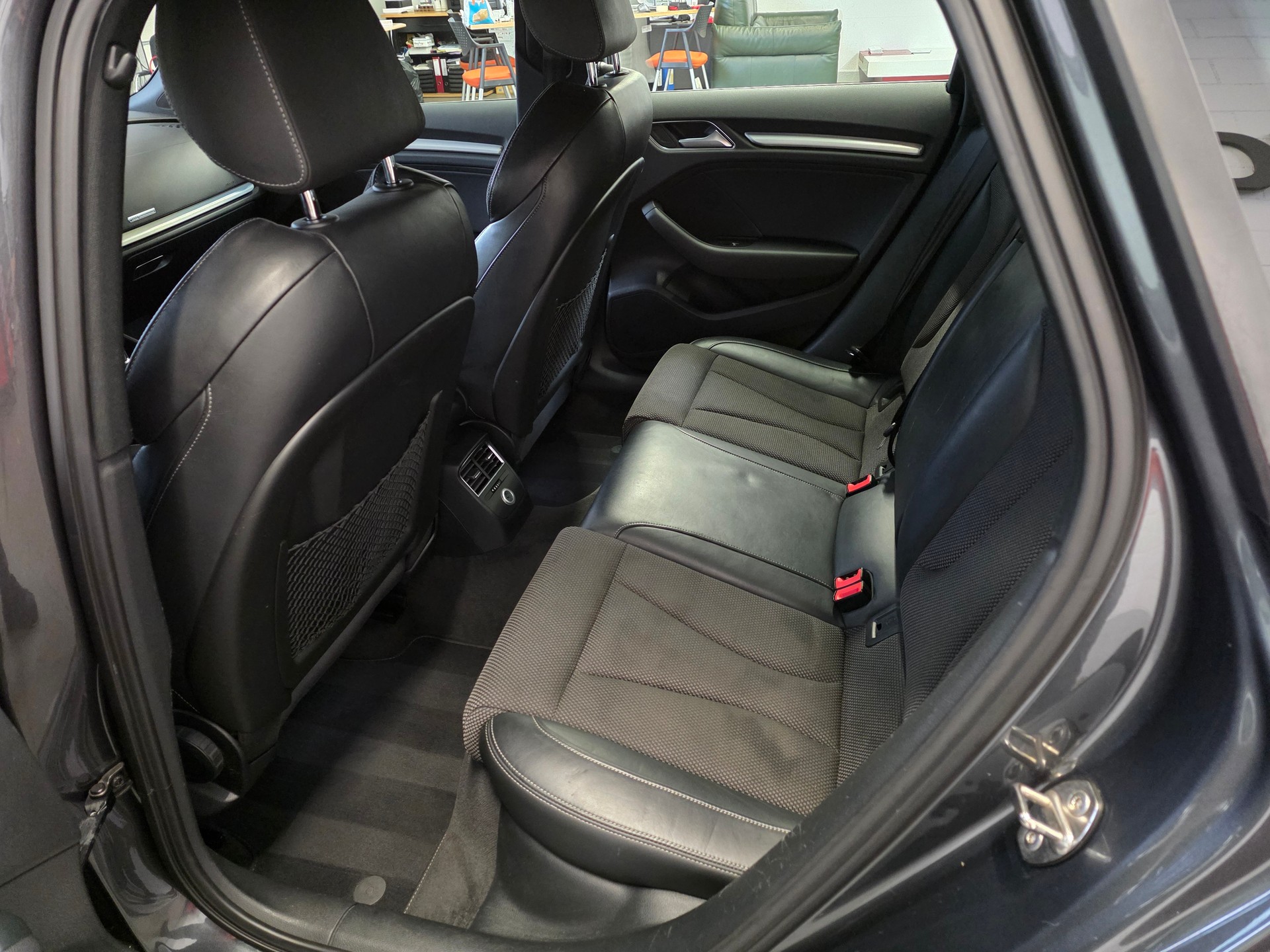 AUDI A3 Sportback 35 TFSI S-Line Sportpaket-image-4