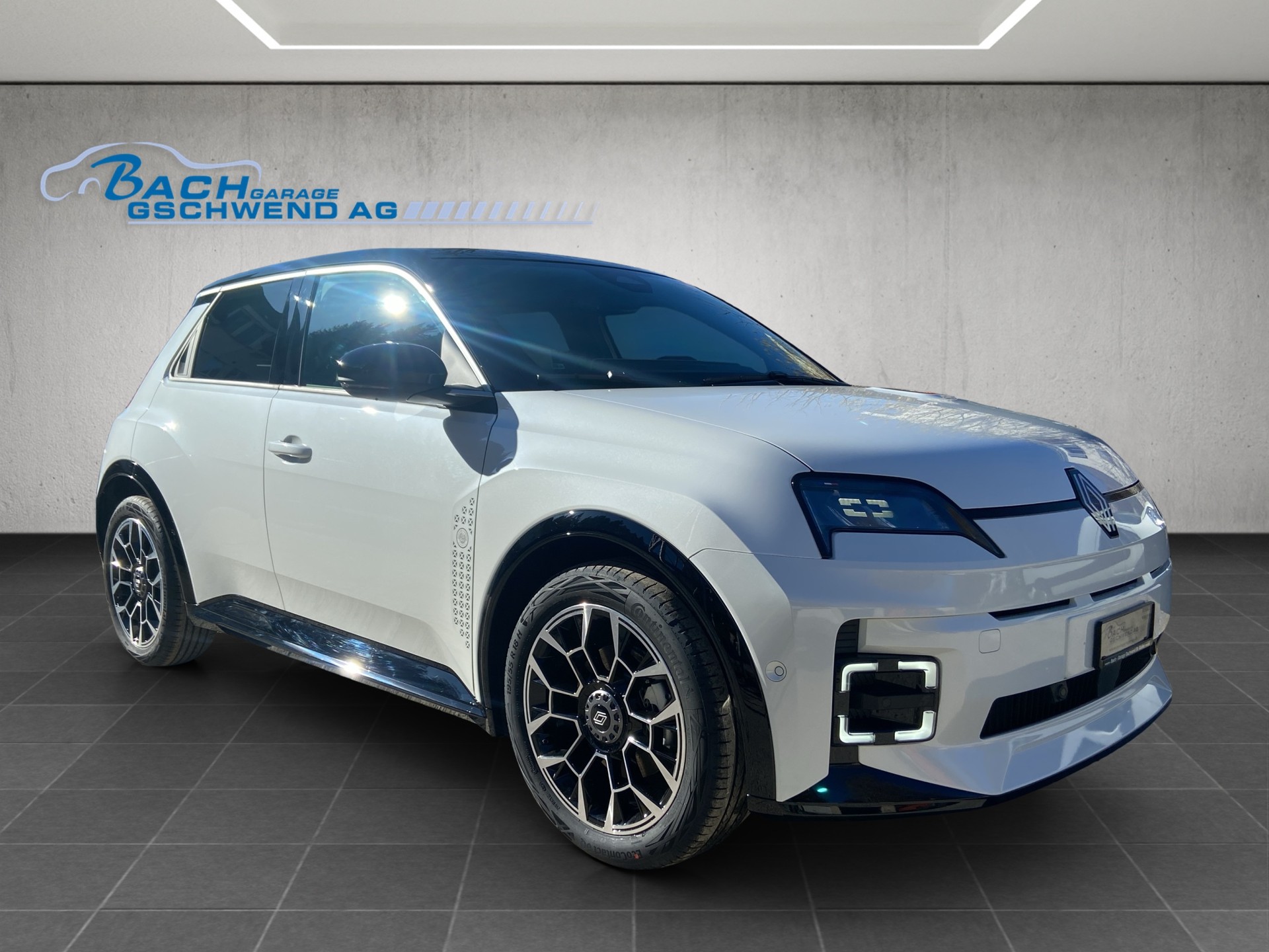 RENAULT R5 E-Tech Comfort Range 52 kWh Roland Garros-showroom-element-1