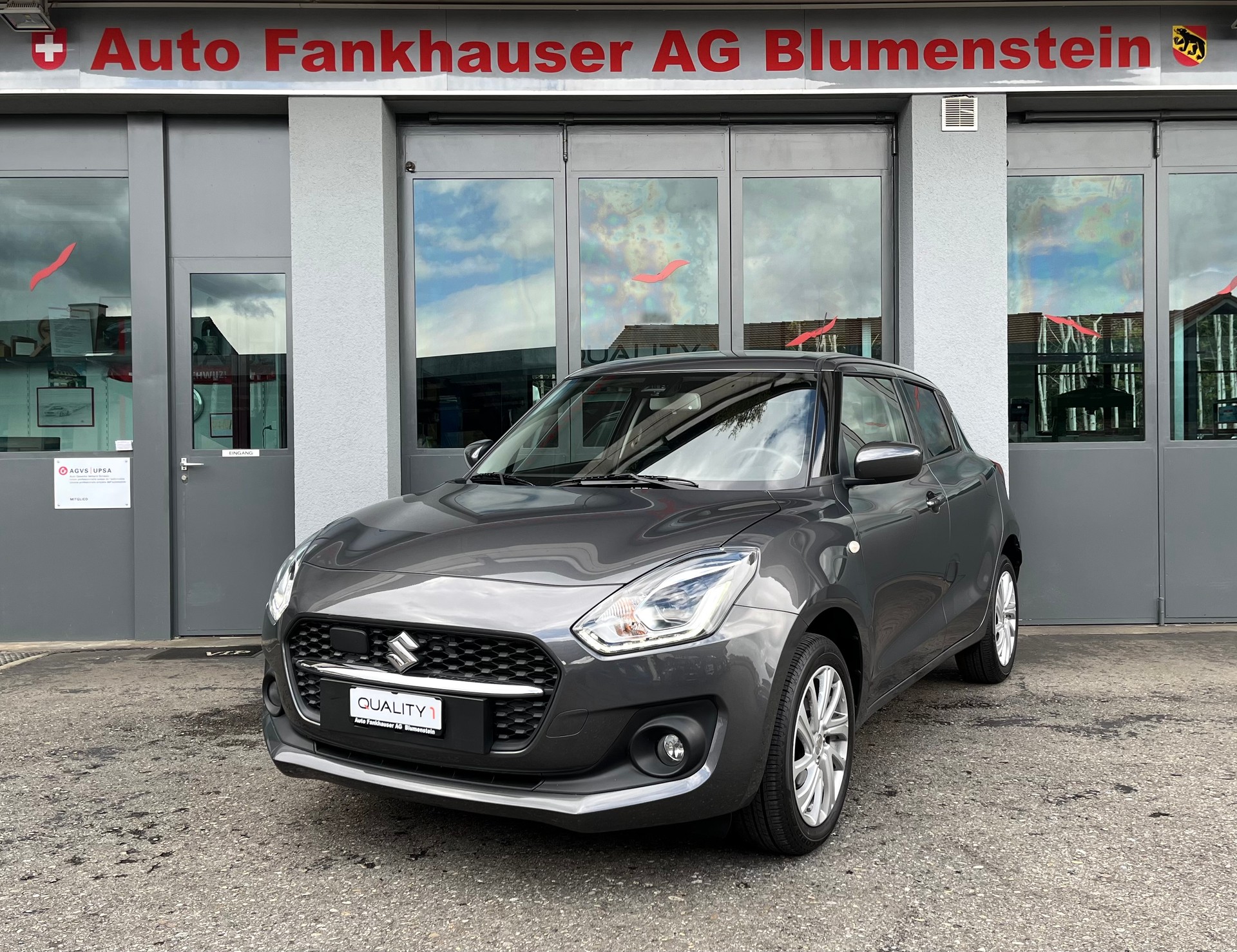SUZUKI Swift 1.2 Compact + 4x4 Hybrid-image-1