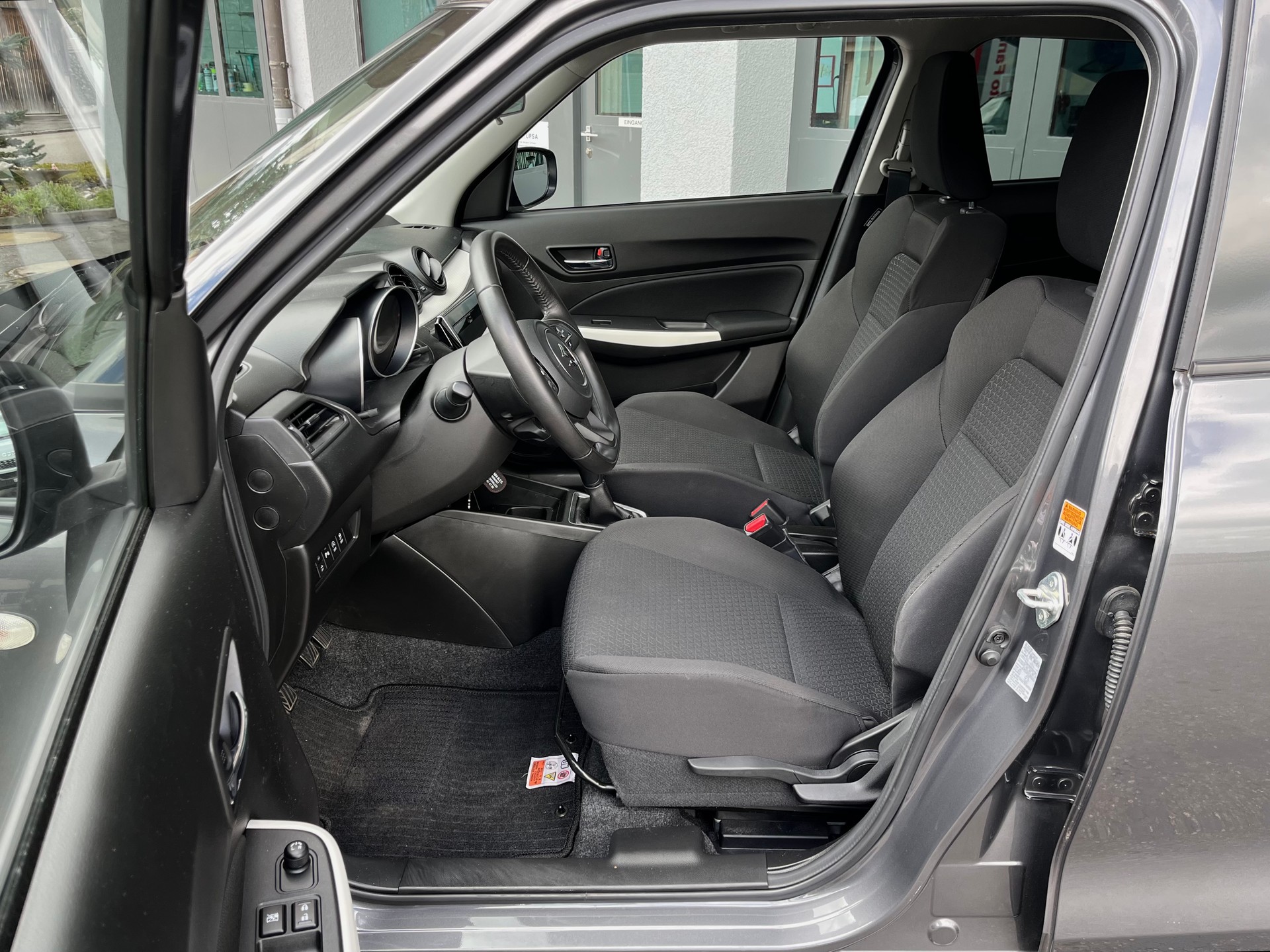 SUZUKI Swift 1.2 Compact + 4x4 Hybrid-image-8