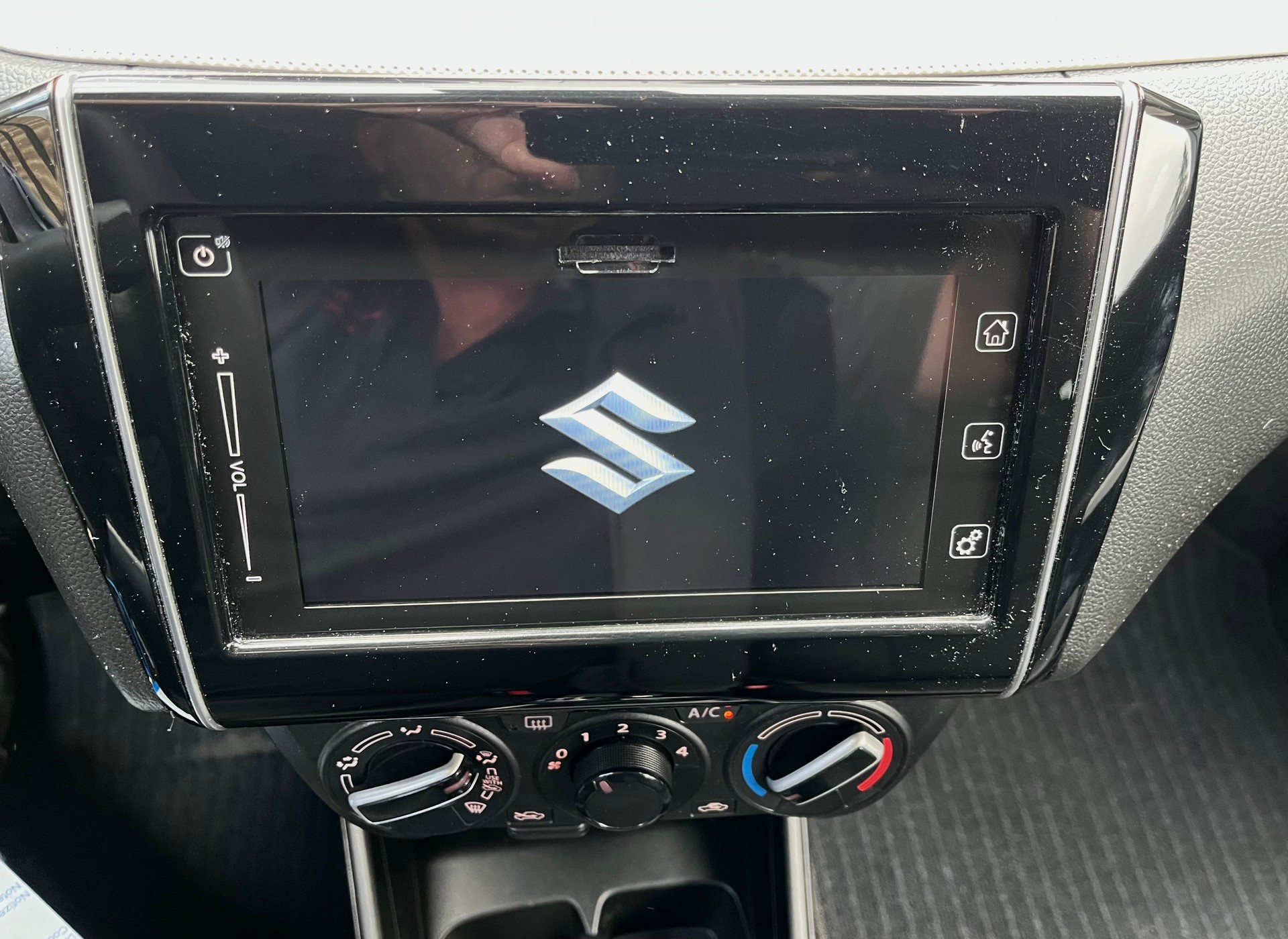 SUZUKI Swift 1.2 Compact + 4x4 Hybrid-image-10