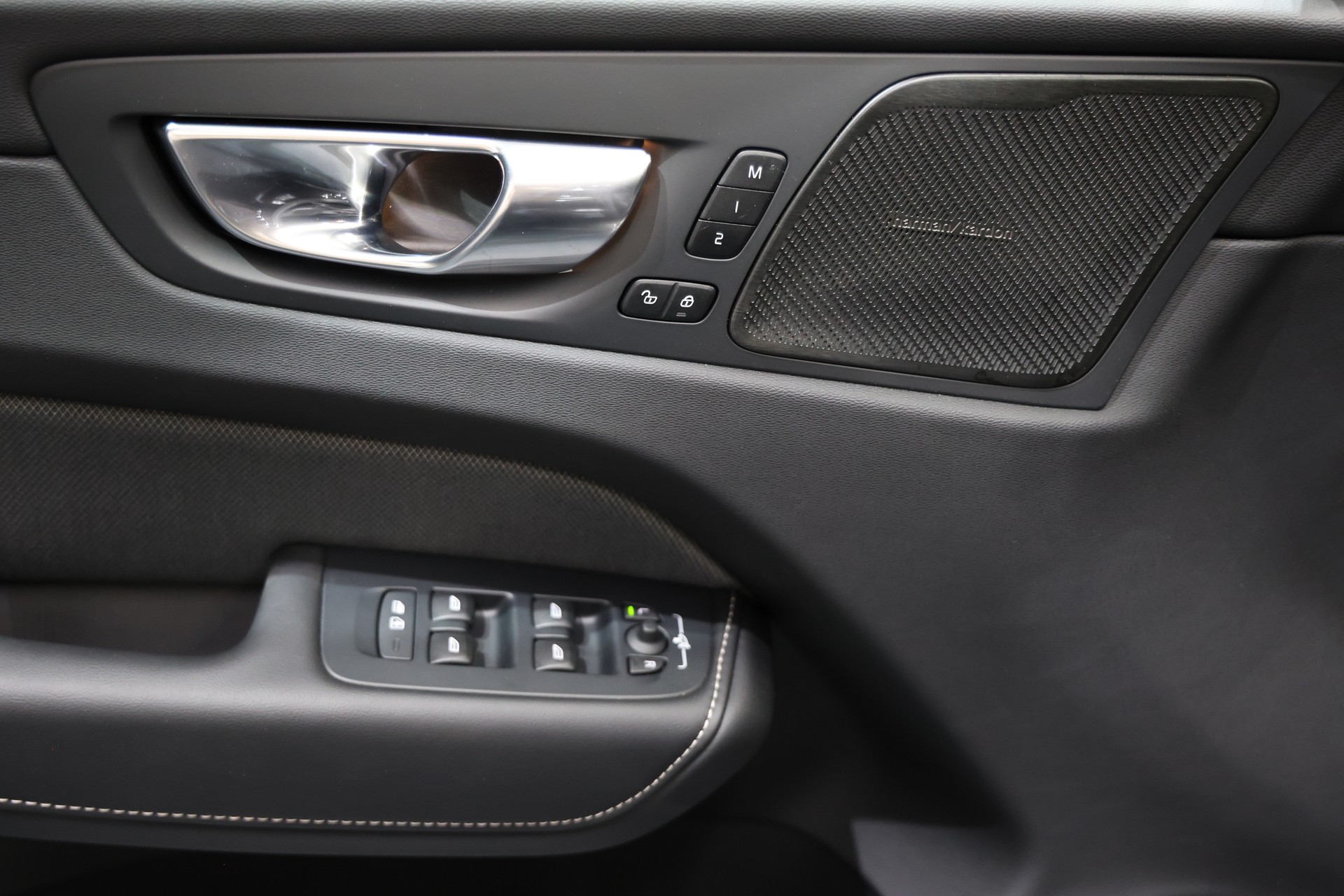 VOLVO XC60 B5 Benzin Mild Hybrid AWD Ultra Dark Geartronic-image-4