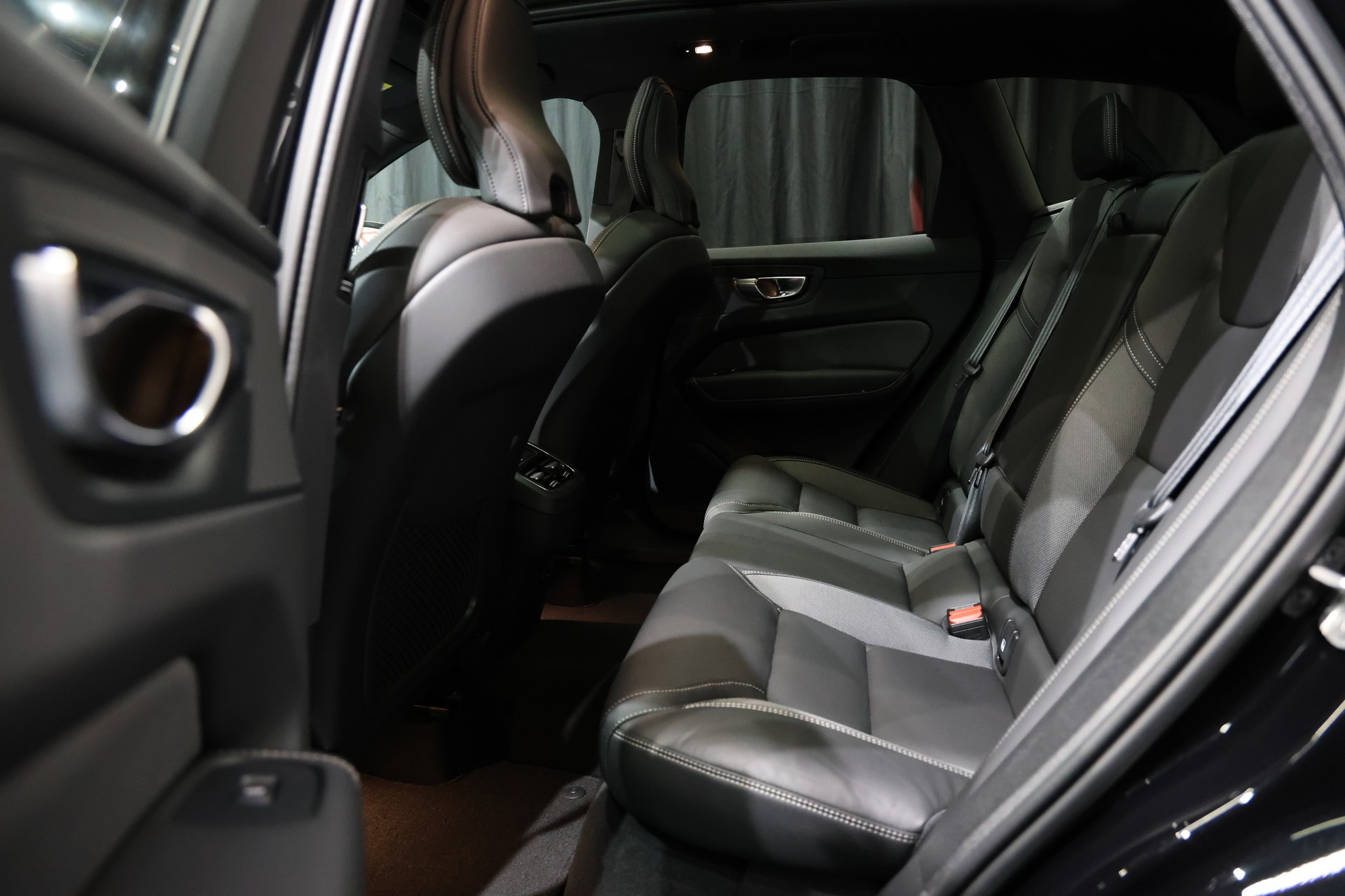 VOLVO XC60 B5 Benzin Mild Hybrid AWD Ultra Dark Geartronic-image-6