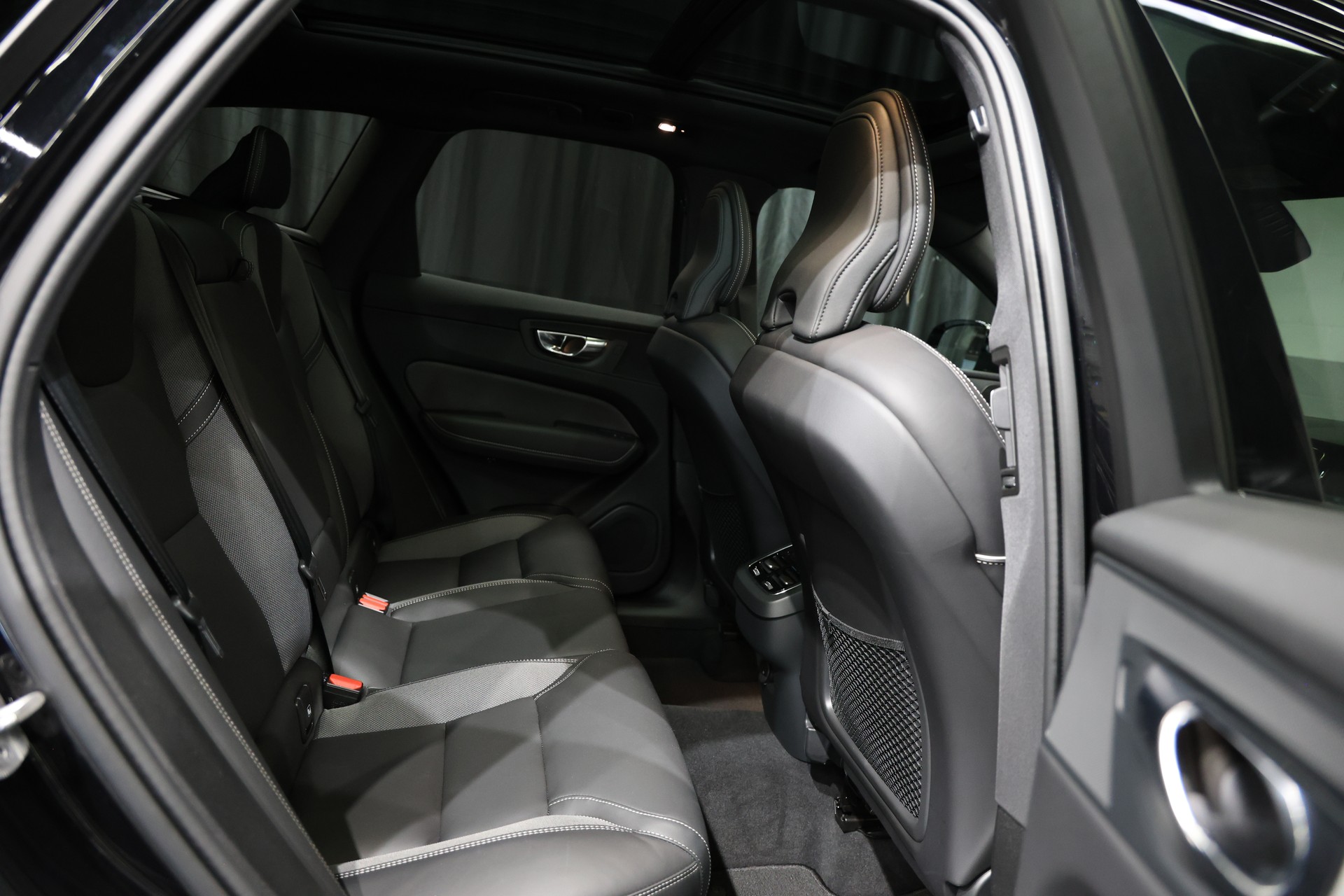 VOLVO XC60 B5 Benzin Mild Hybrid AWD Ultra Dark Geartronic-image-13