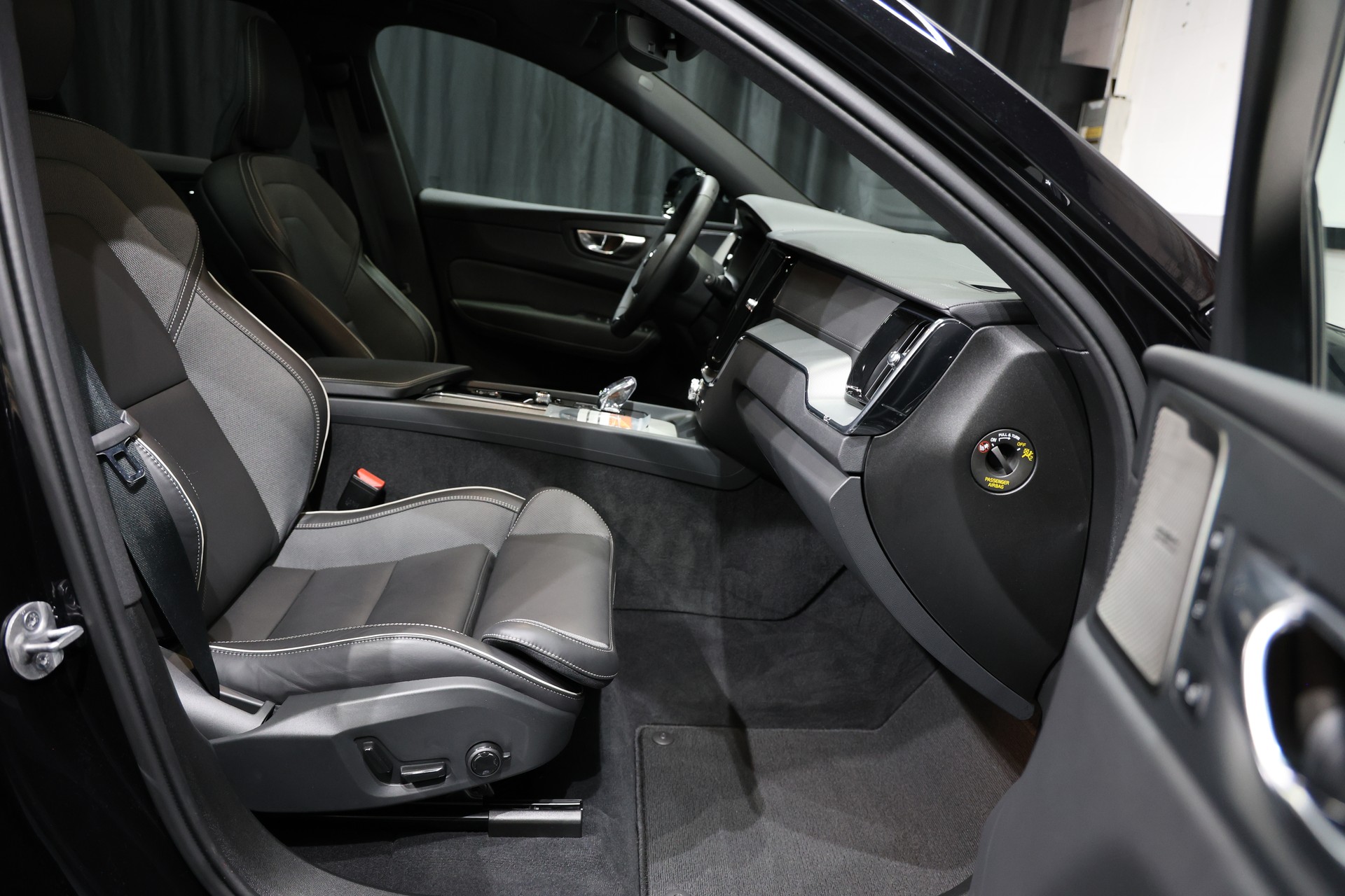 VOLVO XC60 B5 Benzin Mild Hybrid AWD Ultra Dark Geartronic-image-14
