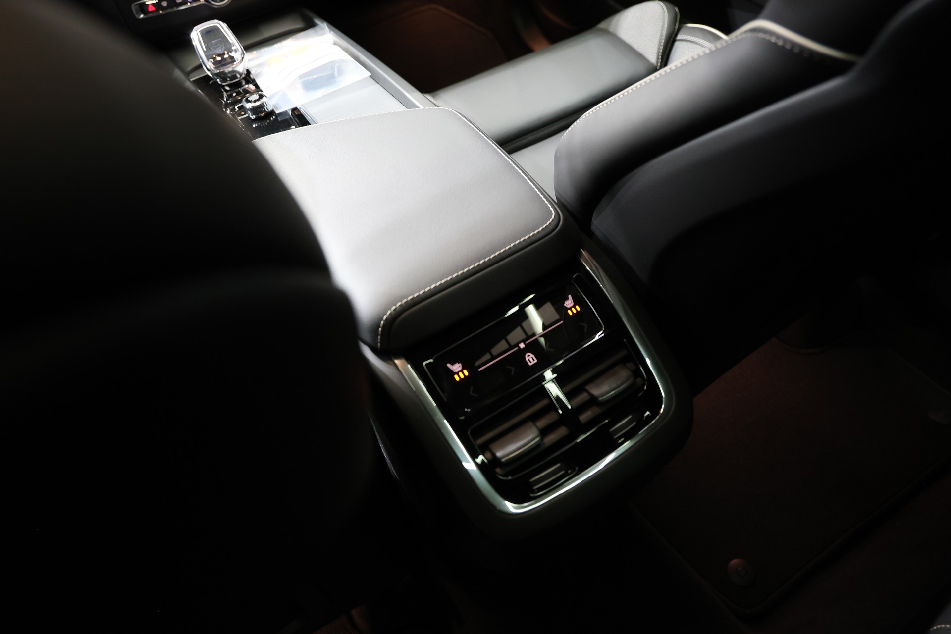 VOLVO XC60 B5 Benzin Mild Hybrid AWD Ultra Dark Geartronic-image-7