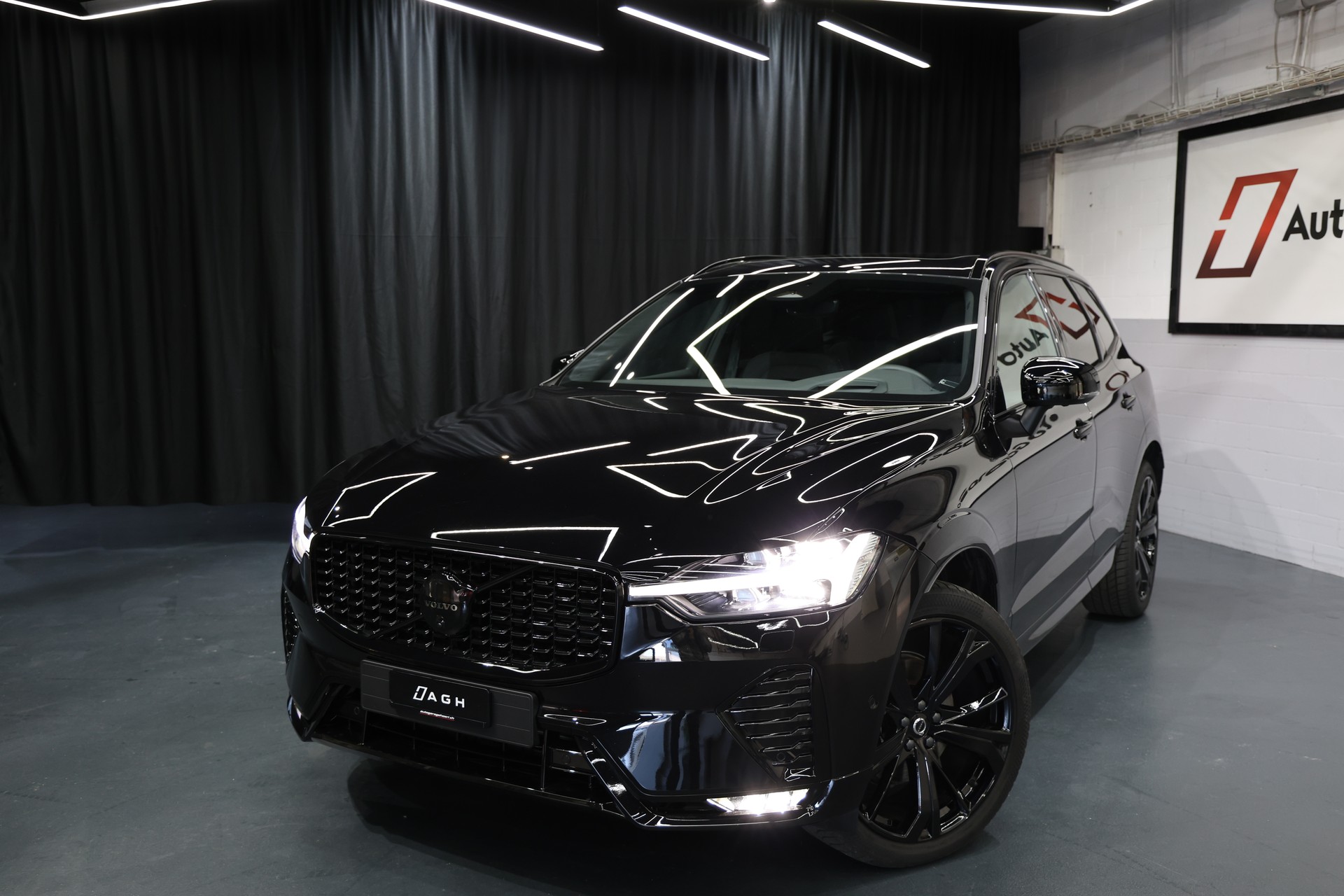 VOLVO XC60 B5 Benzin Mild Hybrid AWD Ultra Dark Geartronic