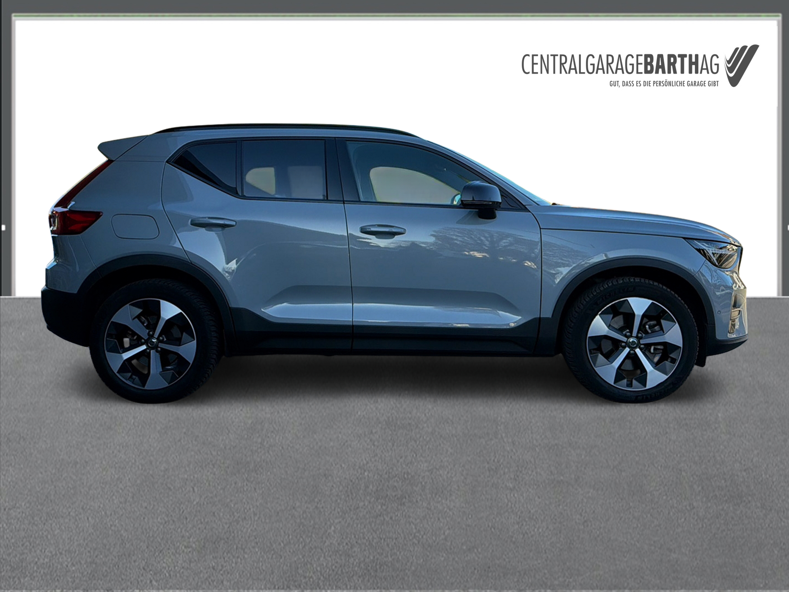 VOLVO XC40 2.0 B3 MH Plus Dark-image-4